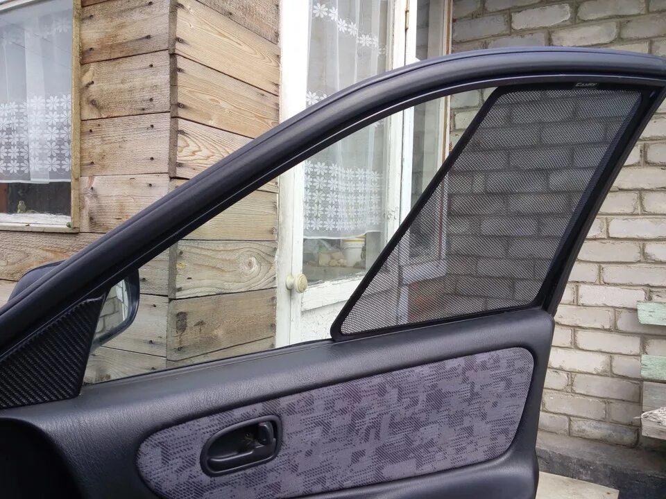 Шторки на передние двери автомобиля. Шторки и тонировка на передние двери. Шторки комплект на передние двери ек035601. Шторки на передних дверях Mazda. Съемный шторки