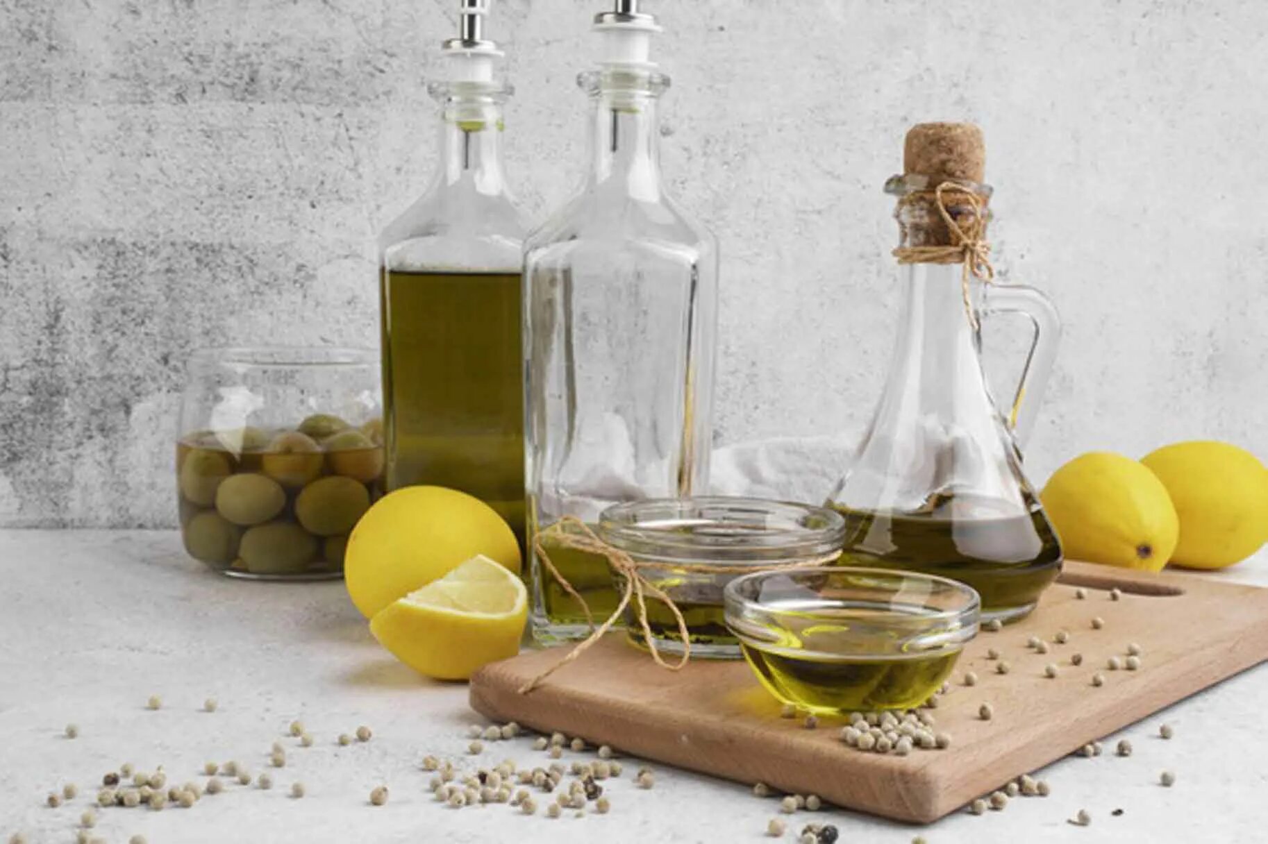 Оливковое масло. Оливки на столе. Масло оливковое Refined. Оливковое масло фон.