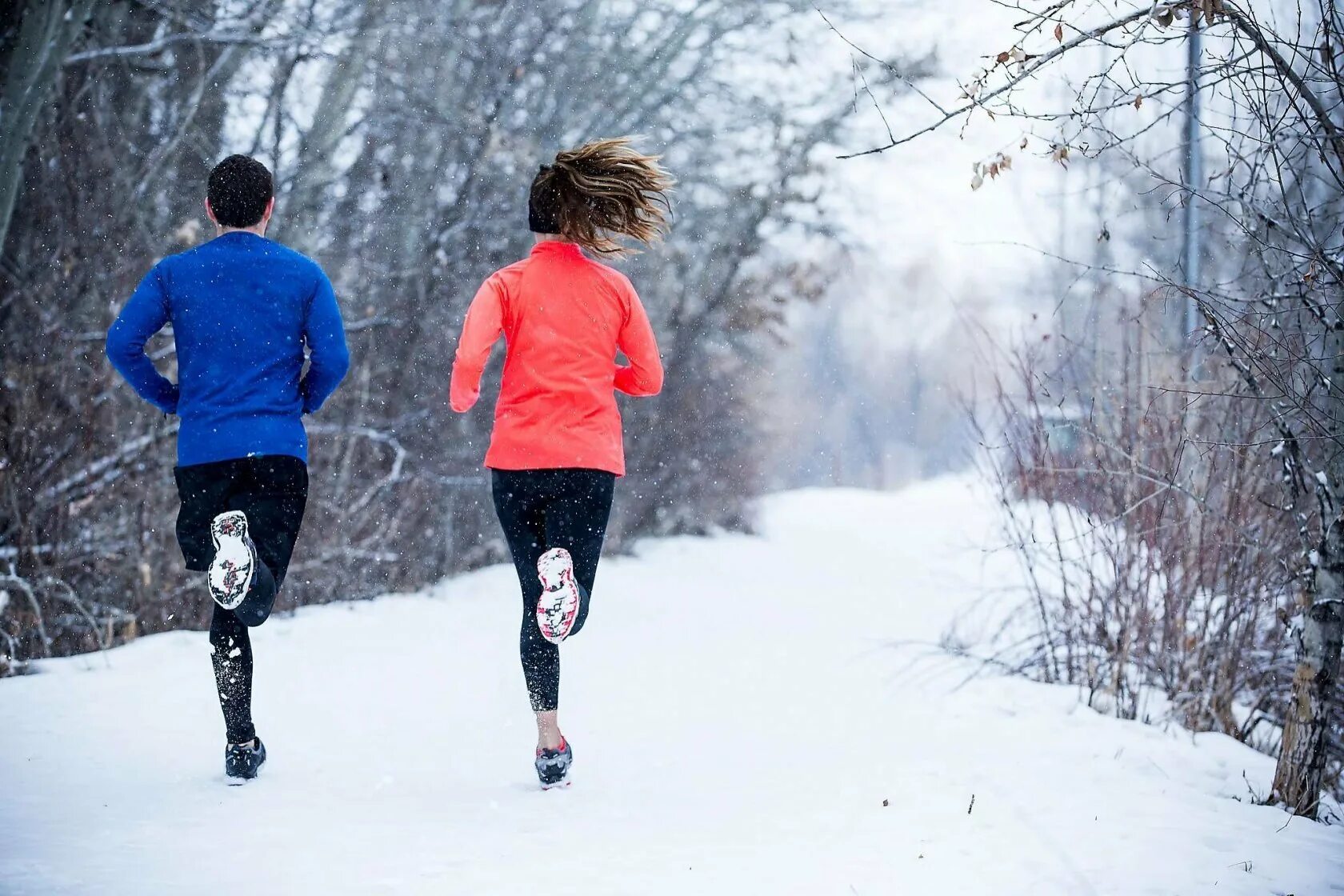 Зимний бег. Бег зимой. Спорт зимой. Бегущий человек зимой. Do sport the winter