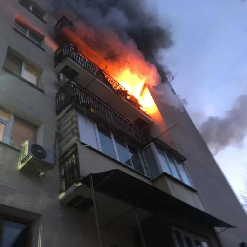 Горит общежитие. Пожар в Новороссийске. Пожар в Новороссийске в общежитии. Пожар в Новороссийске сегодня.