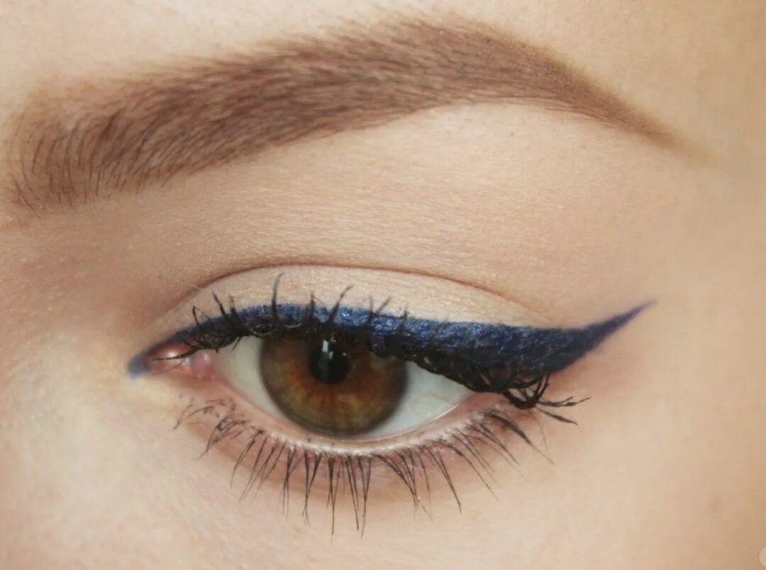 Color eyeliner. Синяя подводка. Темно синяя подводка для глаз. Голубая подводка для глаз. Макияж с подводкой для глаз.