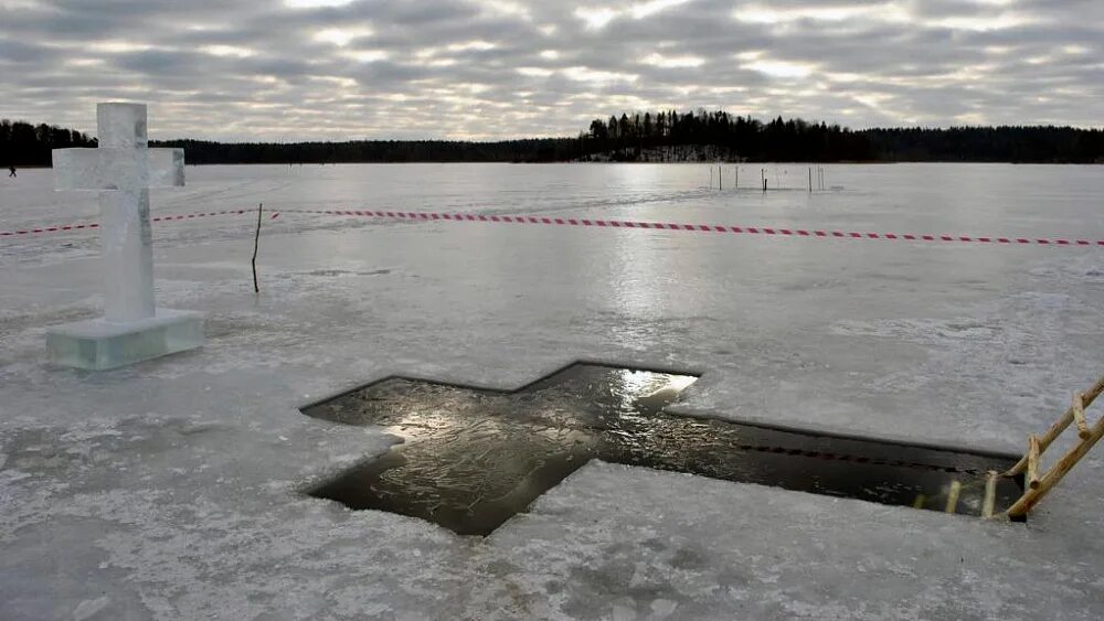 Крещение Челябинск 2023. Купель Клязьминское водохранилище крещение. Прорубь на озере. Челябинск купание