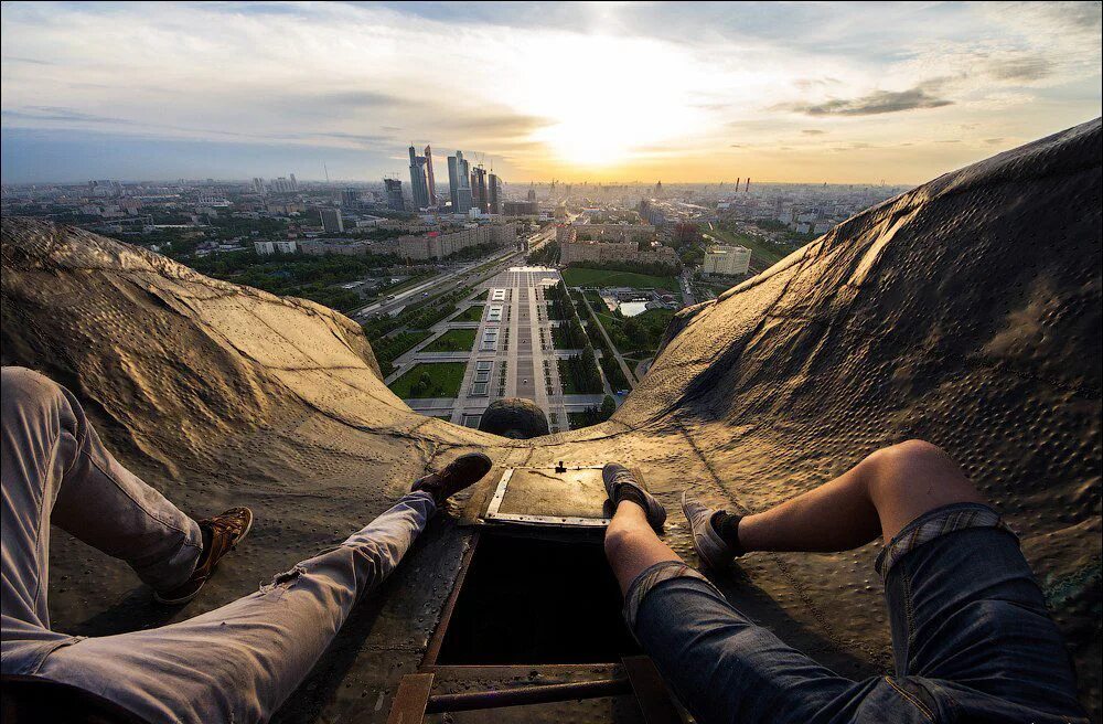 Fear of heights. Ноги на высоте. Вид от первого лица с высоты. Человек вид от первого лица. Очень высоко.