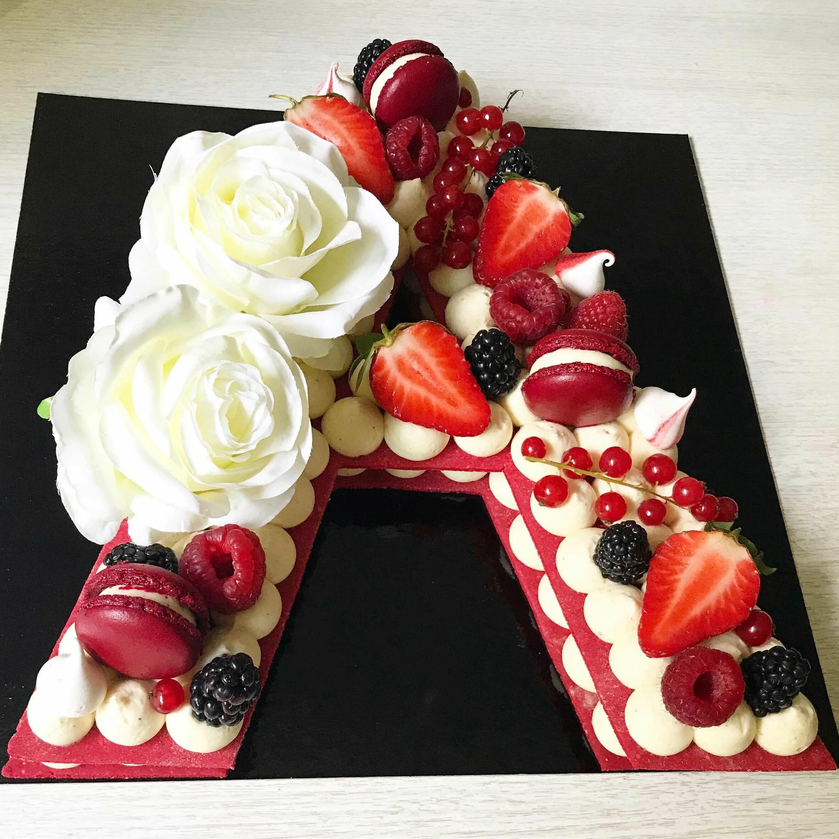 Украсить торт цифру. Торт буква украшение. Торт цифра украшение клубникой. Торт цифра декор для мужчины. Торт буква украшение.