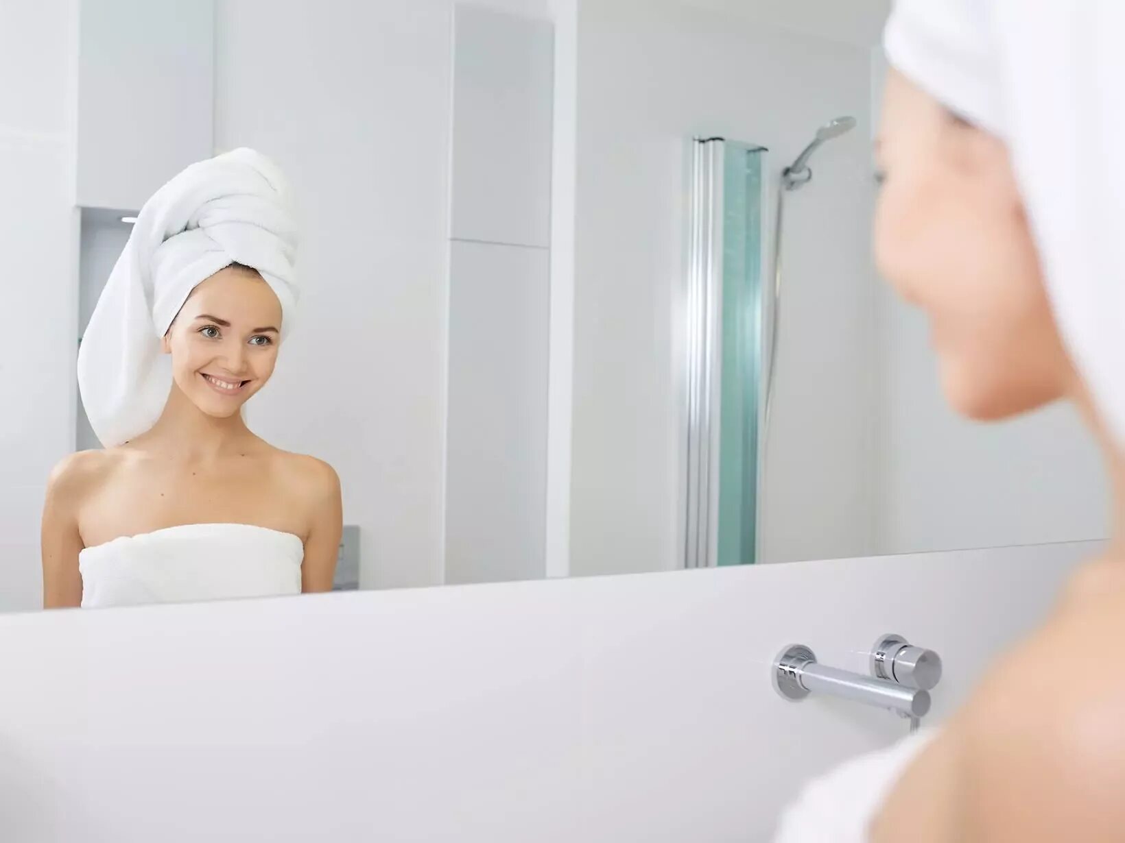 Красивая девушка в ванной. Человек с дезодорантом. 28420000 hansgrohe. Приколы про гигиену. Лечебные ванны.