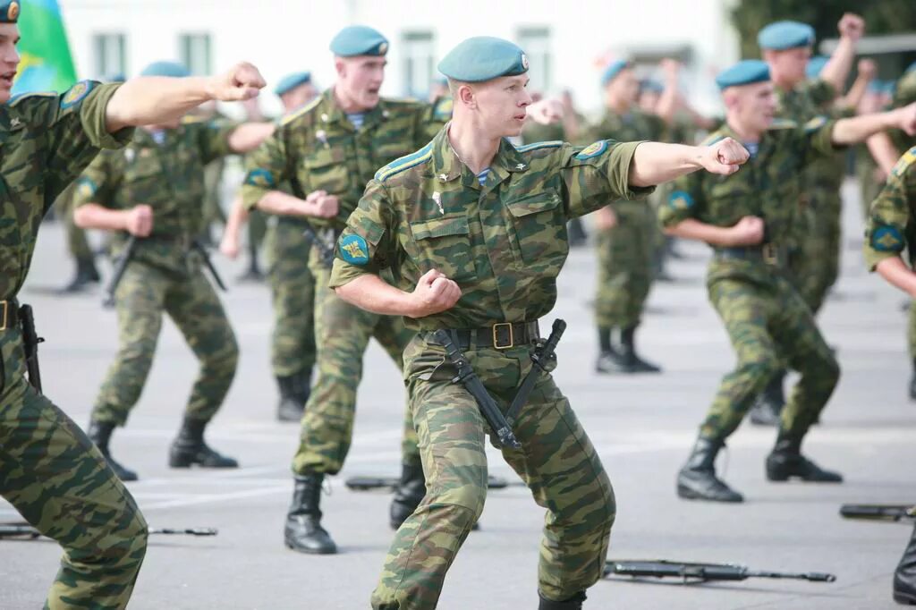 Что бывает военным. Солдат армии России. Воени служба армия. Современная армия. Российский солдат.