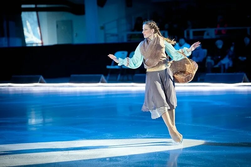 Илья авербух ледовое шоу. Театр на льду авербуха 12 месяцев. Ледниковый период шоу авербуха 2022. Снежная королева авербух ледовое шоу. 12 месяцев из спектакля.