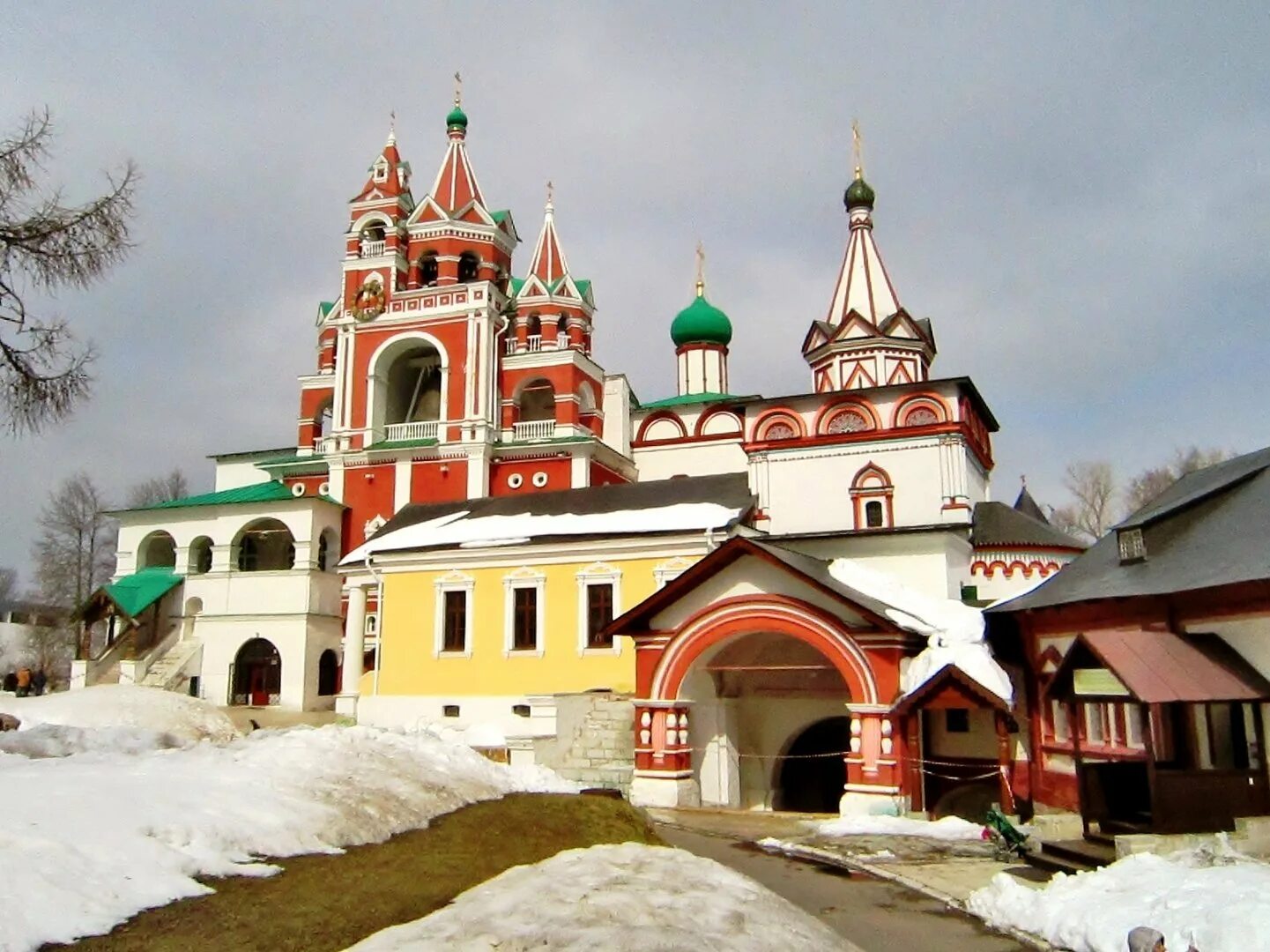 Сайт монастыря саввы сторожевского. Спасо-Сторожевский монастырь в Звенигороде. Саввино-Сторожевский монастырь. Звенигород Саввино Сторожевский. Храм в Звенигороде Саввы Сторожевского.