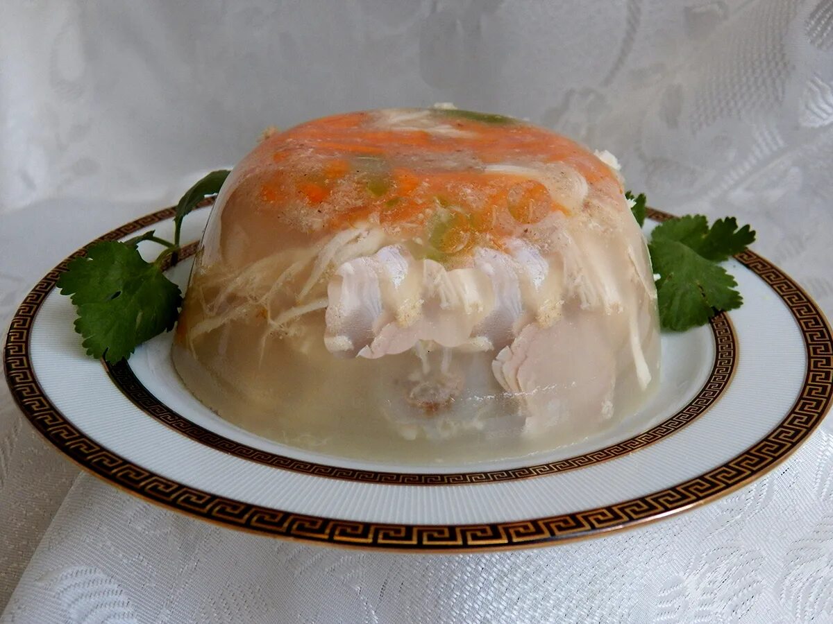 Как варить холодец из курицы рецепт. Куриный студень (холодец). заливное с курицей. заливное из куриных лапок. заливное из курицы фото.