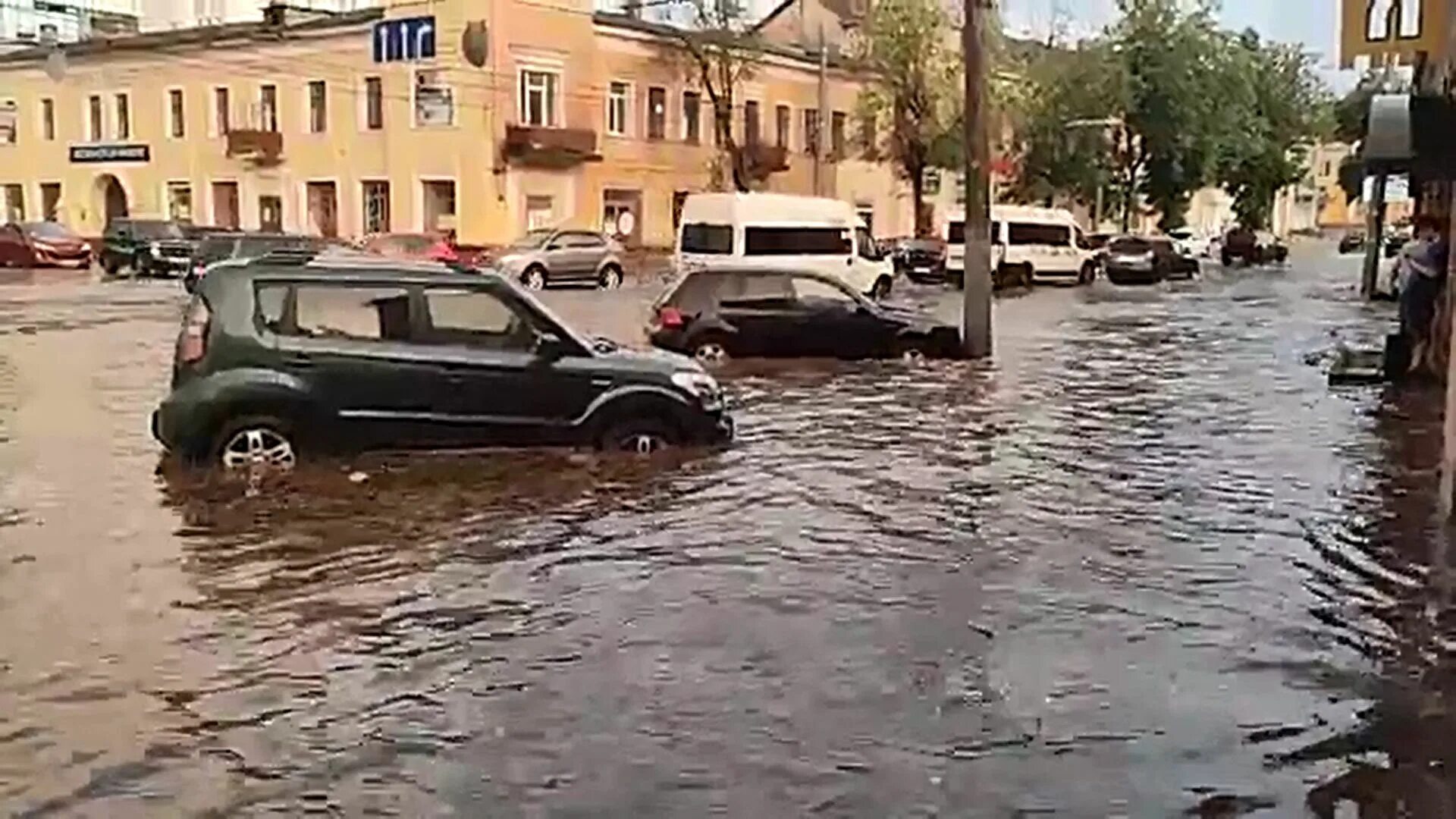 Потоки воды неслись. Потоп в Брянске. Потоп на Красноармейской улице. Брянск дождь. Вчерашний потоп в городе Брянске.