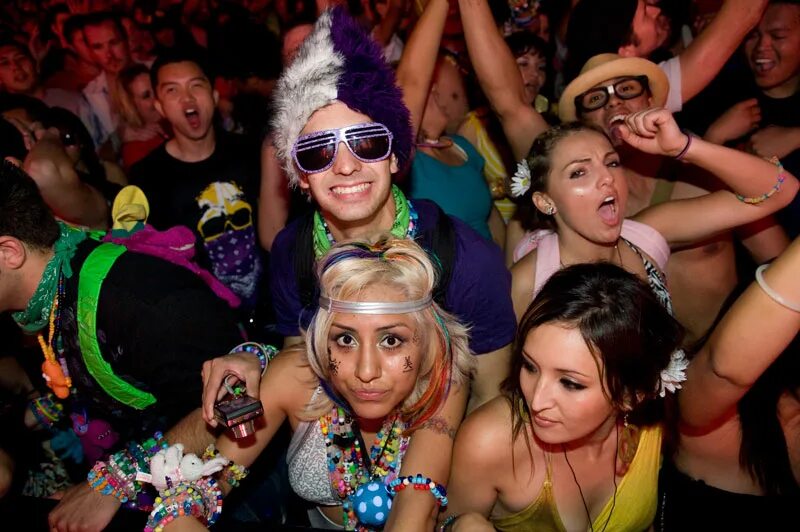 Ибица тусовки. Как выглядит тусовка. Люди на вечеринке. Молодежная вечеринка. Американская тусовка.