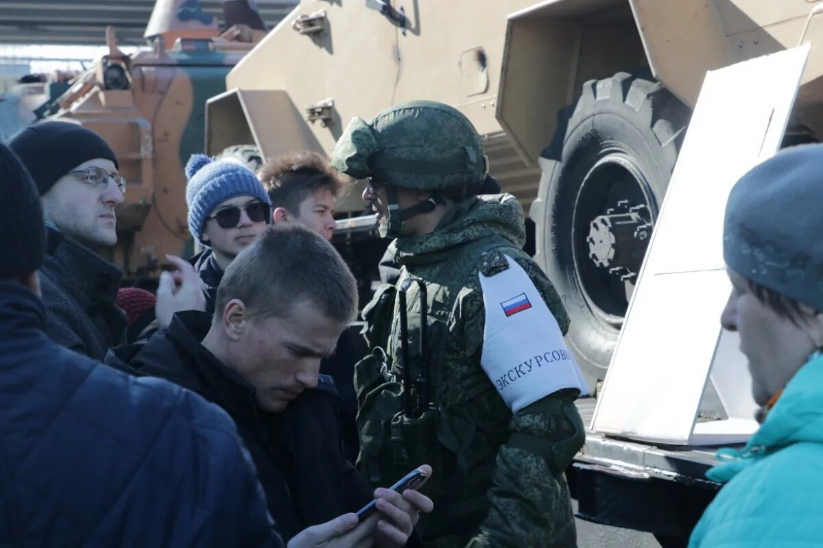 Передвижную военно-патриотическую выставку «сирийский перелом. Сирийский перелом поезд оружие. Сирийский перелом поезд фото.