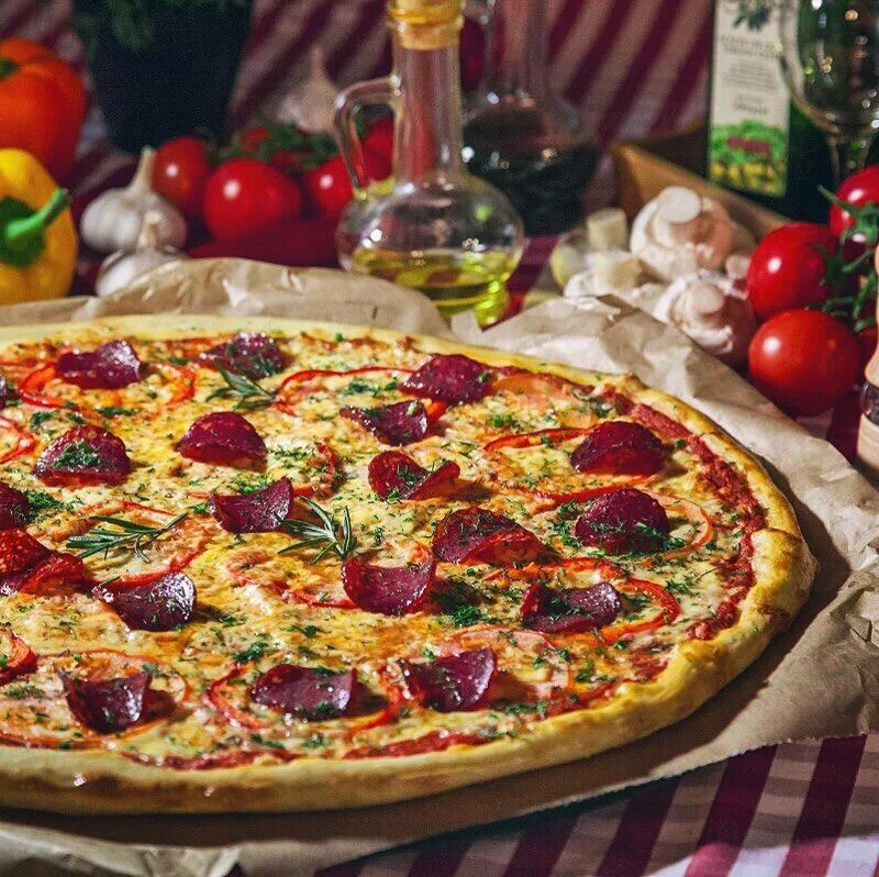 Твоя пицца день рождения. Пицца праздник. Международный день пиццы. Праздничный стол с пиццей. Праздничная пицца.