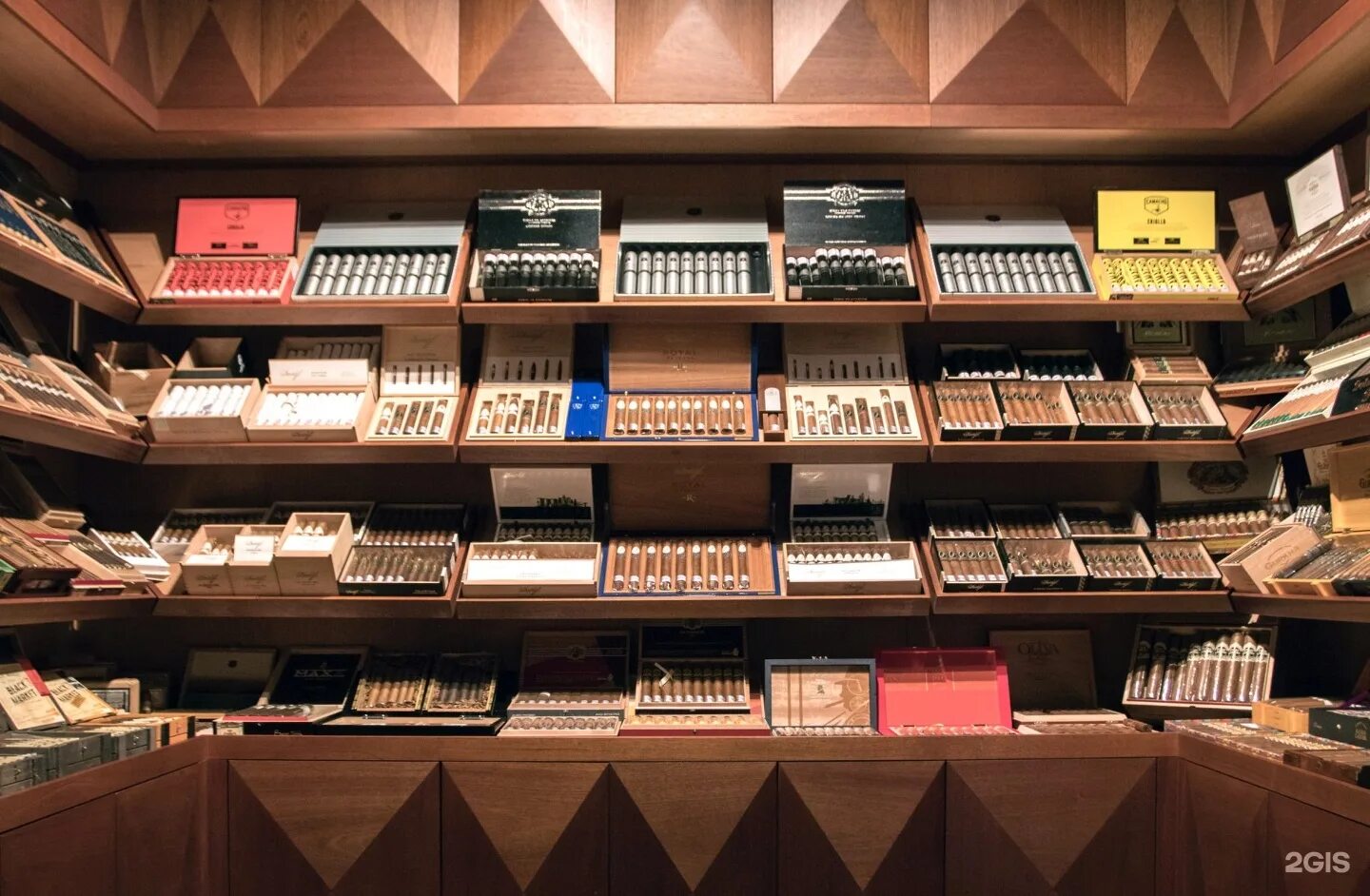 поставщики сигарет. блок сигарет в коробке. выкладка сигарет. фирмы сигарет. дилеры сигарет.