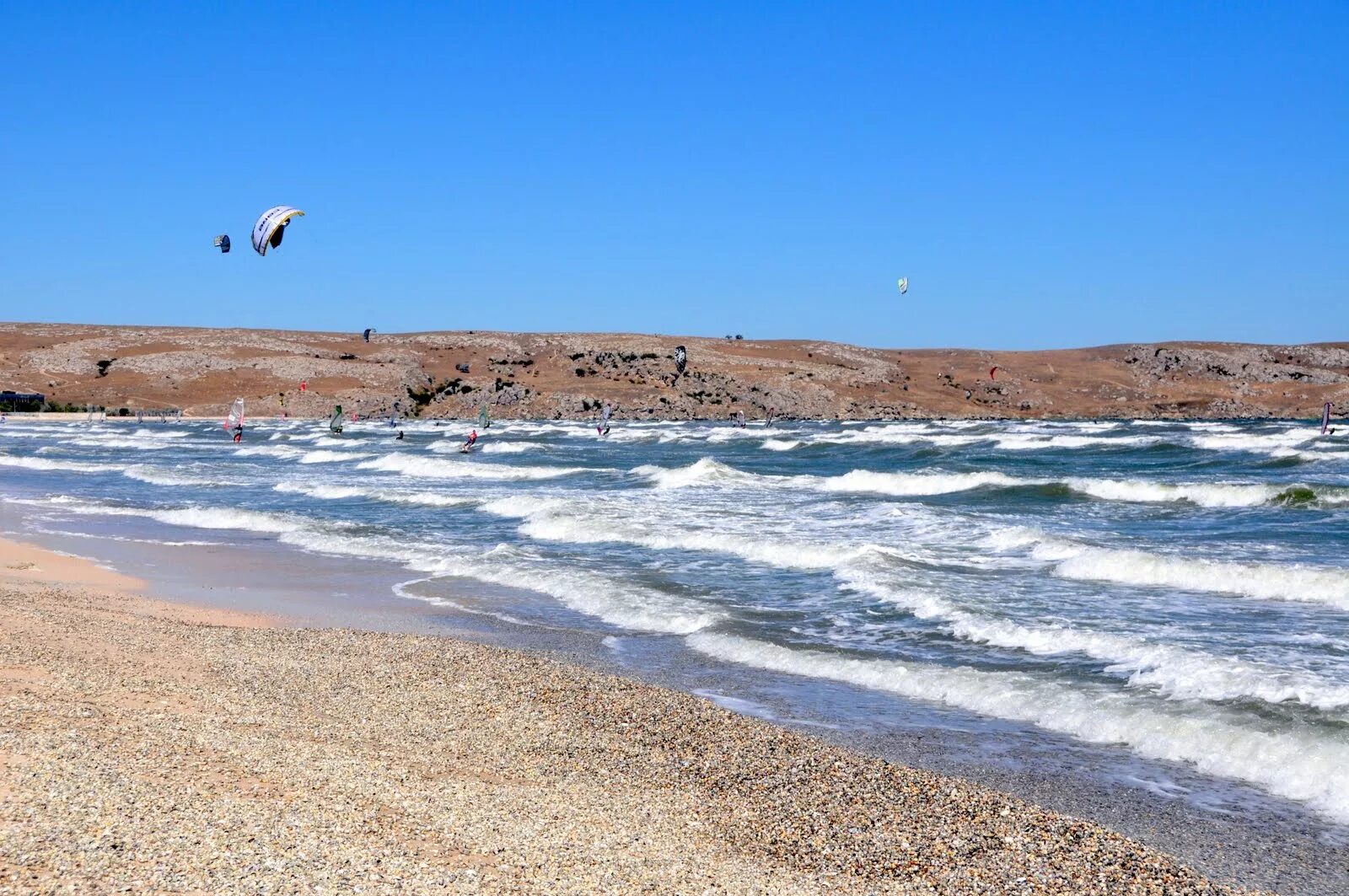 Пляж щелкино азовское море. Щелкино азовское побережье. Азовское море крым щелкино. Щелкино крым татарская бухта. Поселок мысовое крым.