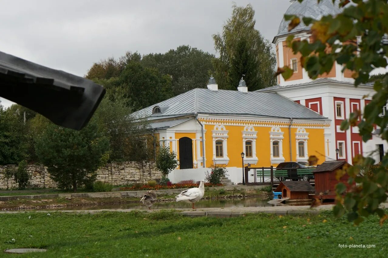 Новый быт Чеховский район кладбище. Птичий домик в Вознесенской Давидовой пустыни. Станция новый быт. Новый быт Чеховский район постройки 1950-х годов. Новый быт работа