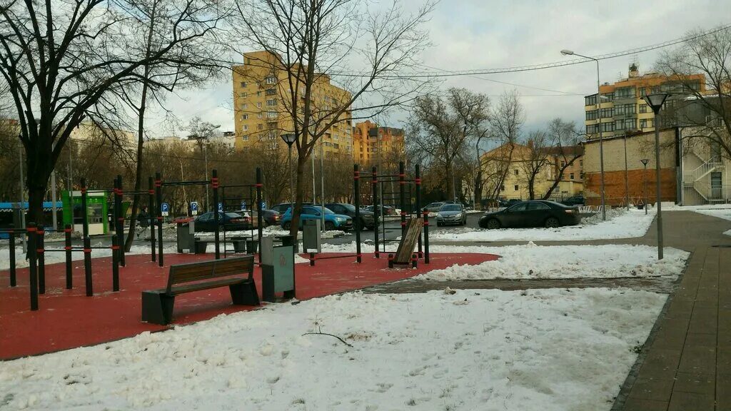 Аллея красноярск. Октябрьская 10 казань. Октябрьская улица парковка. Парковка на крыше торгового центра. Парковка тц.