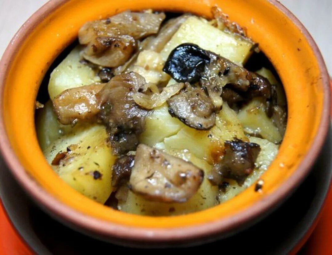 Картофель с мясом. Мясо в фольге в духовке. Картошка с мясом в духовке. Картошка с мясом и грибами. Свинина запеченная с грибами.