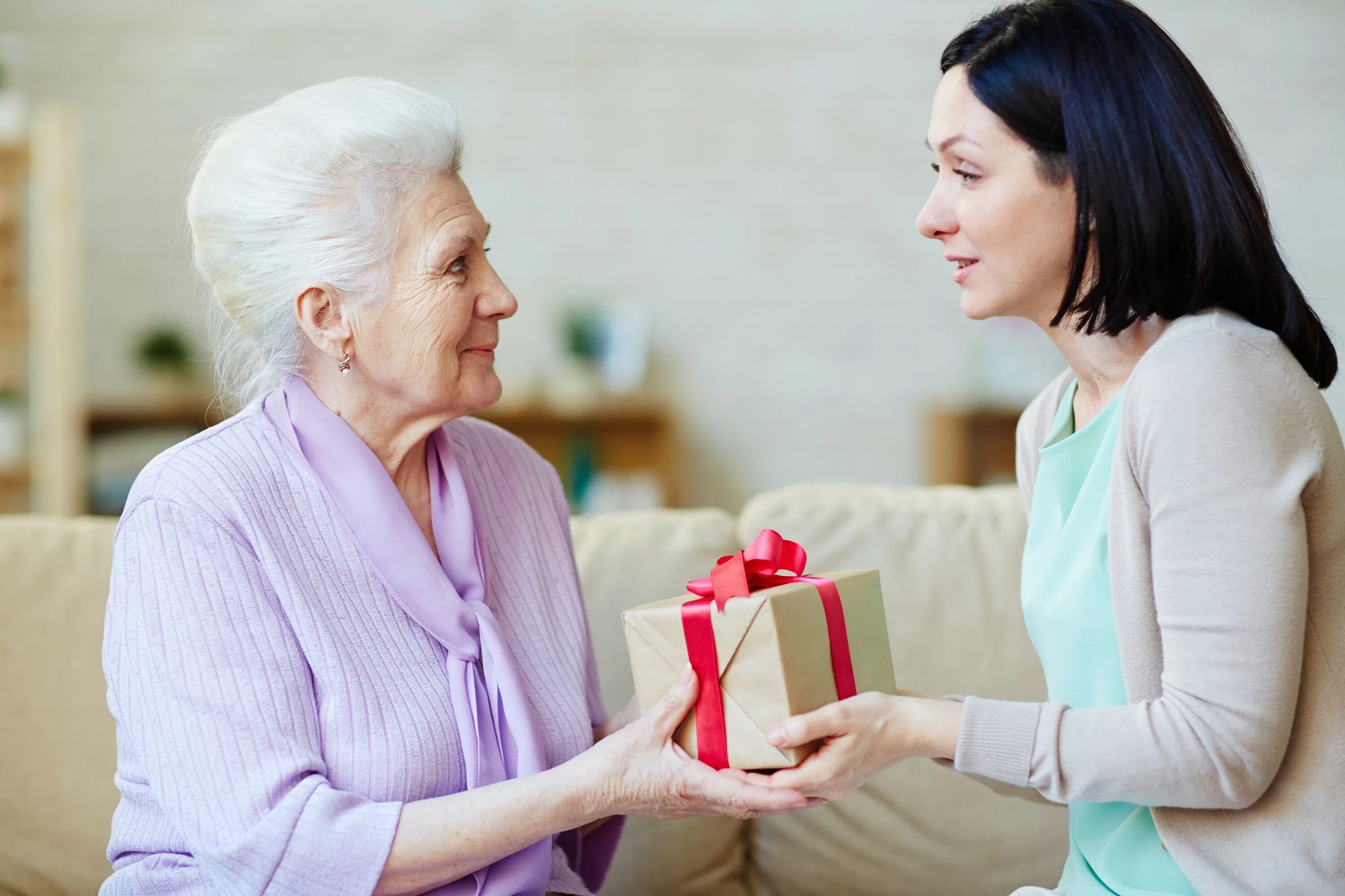 Подарок бабушке. Бабушка дарит подарок. Мама дарит подарок. Подарки для пожилых людей.