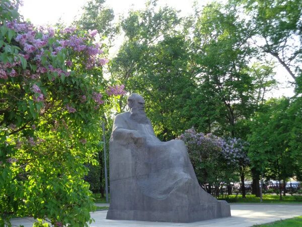 Выехав из хамовников на девичье поле. Памятник льву толстому (москва, девичье поле). памятник толстому на девичьем поле. памятник толстому в хамовниках. самый красивый памятник толстому в хамовниках.