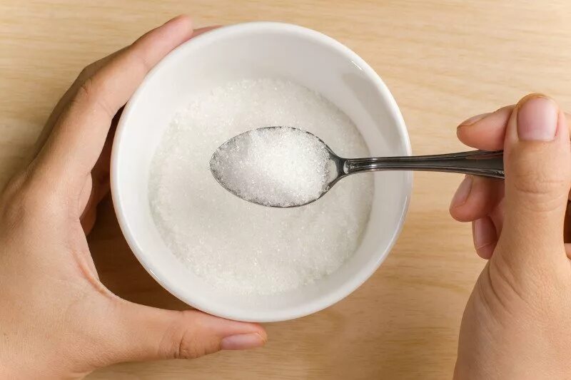 Как сделать сахар на ложке. Ложка с сахаром. Чайная ложка сахара. Сахар в чайной ложке. Ложка соли.