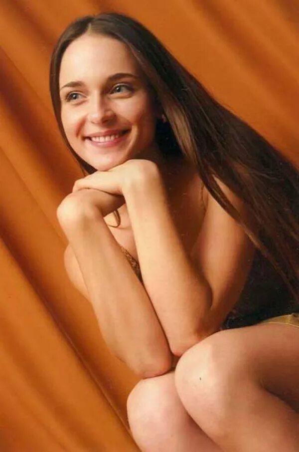 Анна снаткина два холма. Анна снаткина обоюдное согласие. Снаткина одноногая. Анна снаткина фото. Анна снаткина.