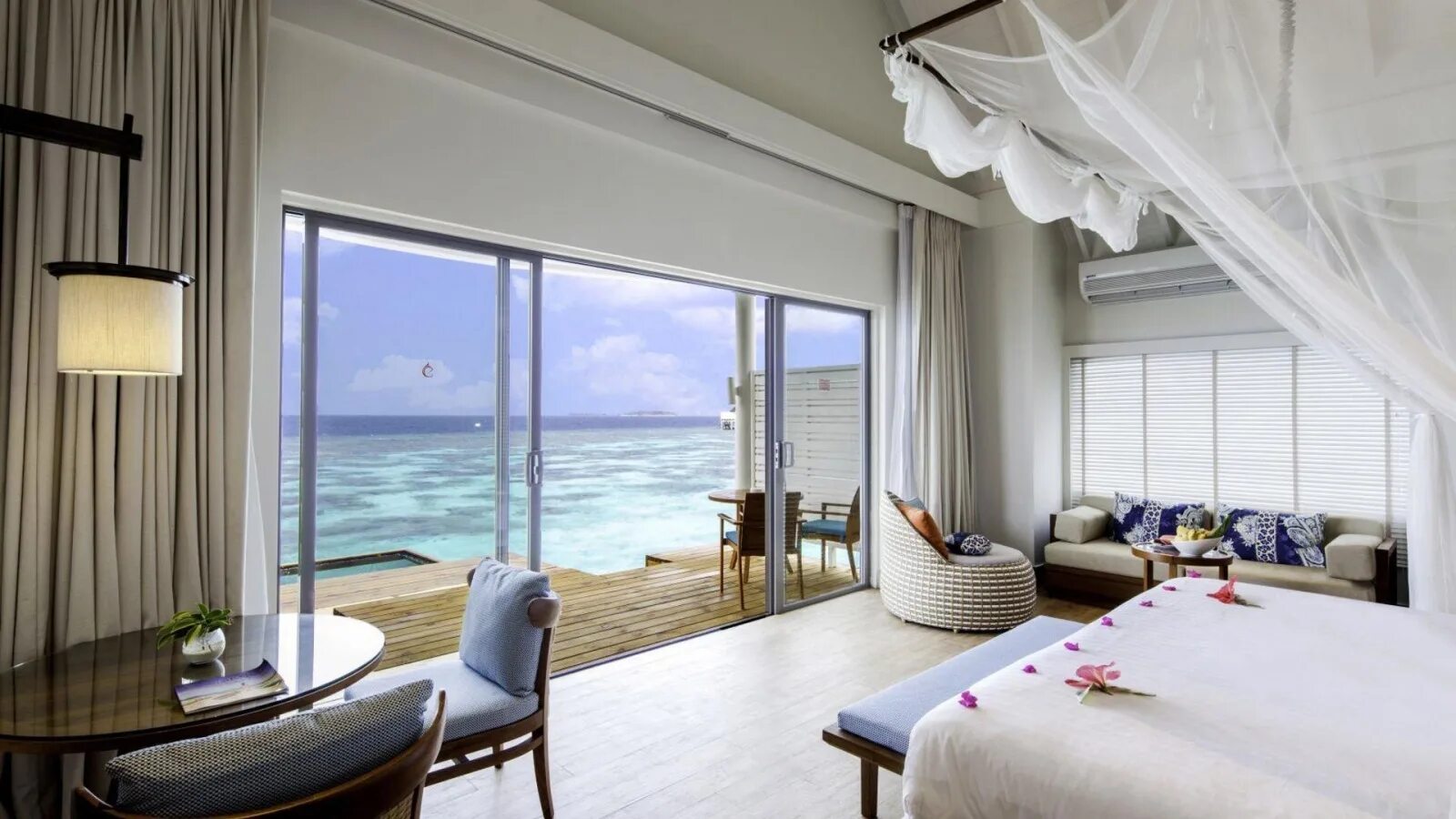 Centara grand island resort. Centara Grand Island Resort Spa Maldives 5. Centara Grand Island 5 Мальдивы. Grand Centara Мальдивы Мальдивы отель. Centara Grand Island Resort & Spa 4*.