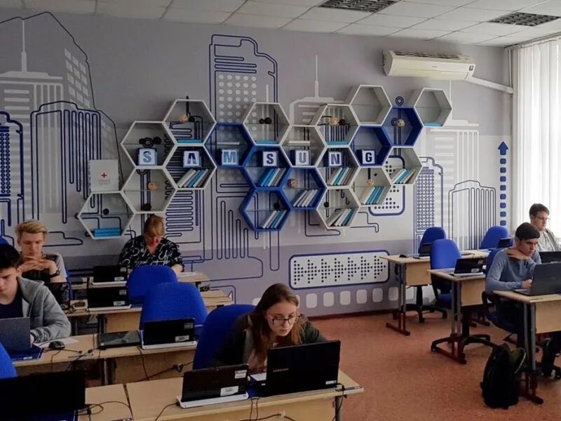 Бизнес офис. Офис с сотрудниками. Школьные принадлежности на столе. Саврименний ангилизкий школа коната. Люди в офисе.