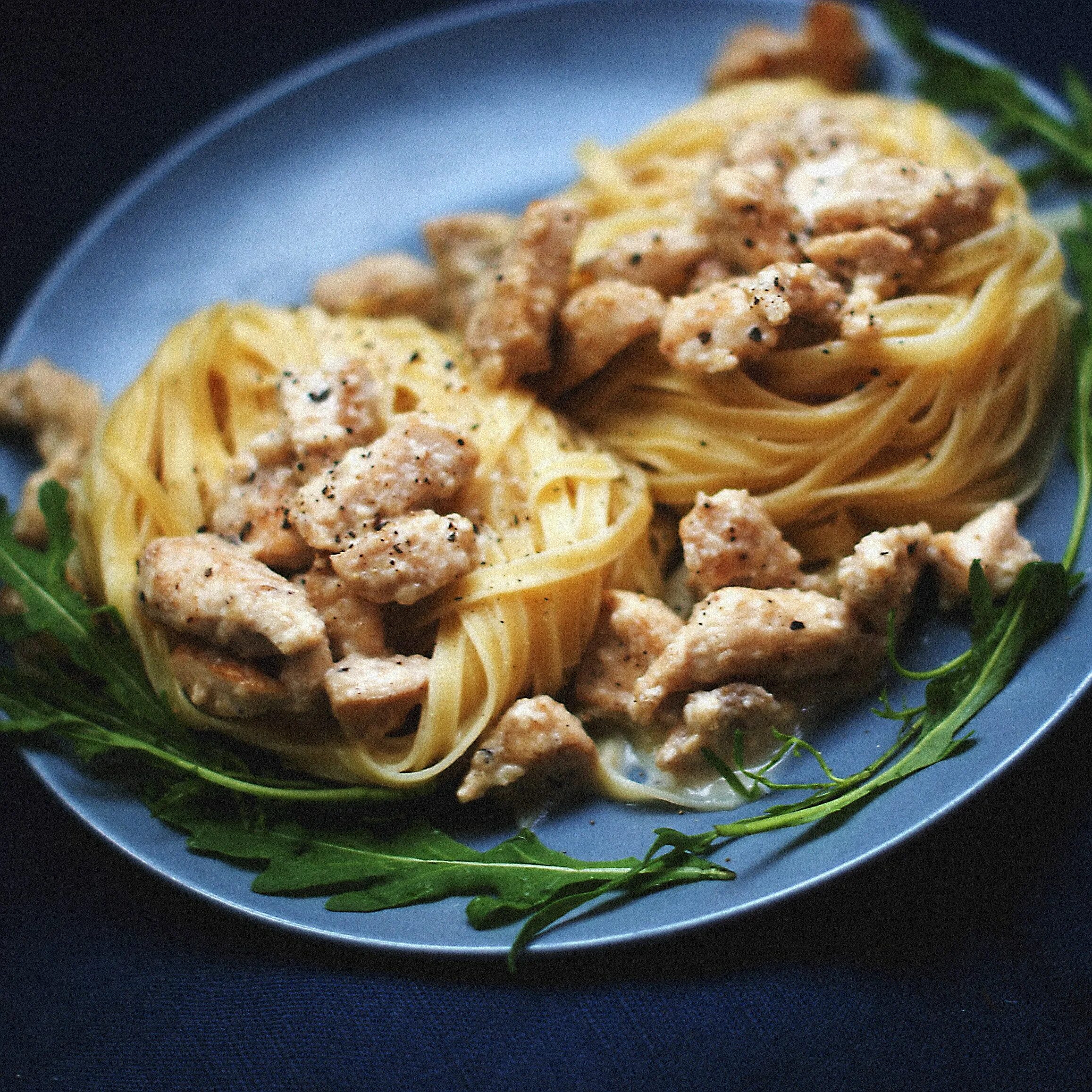 Лапша из грудки. Тальятелле с курицей. Гнезда фетучини. Макароны с курицей и грибами в сливочном соусе. Фетучини с индейкой.