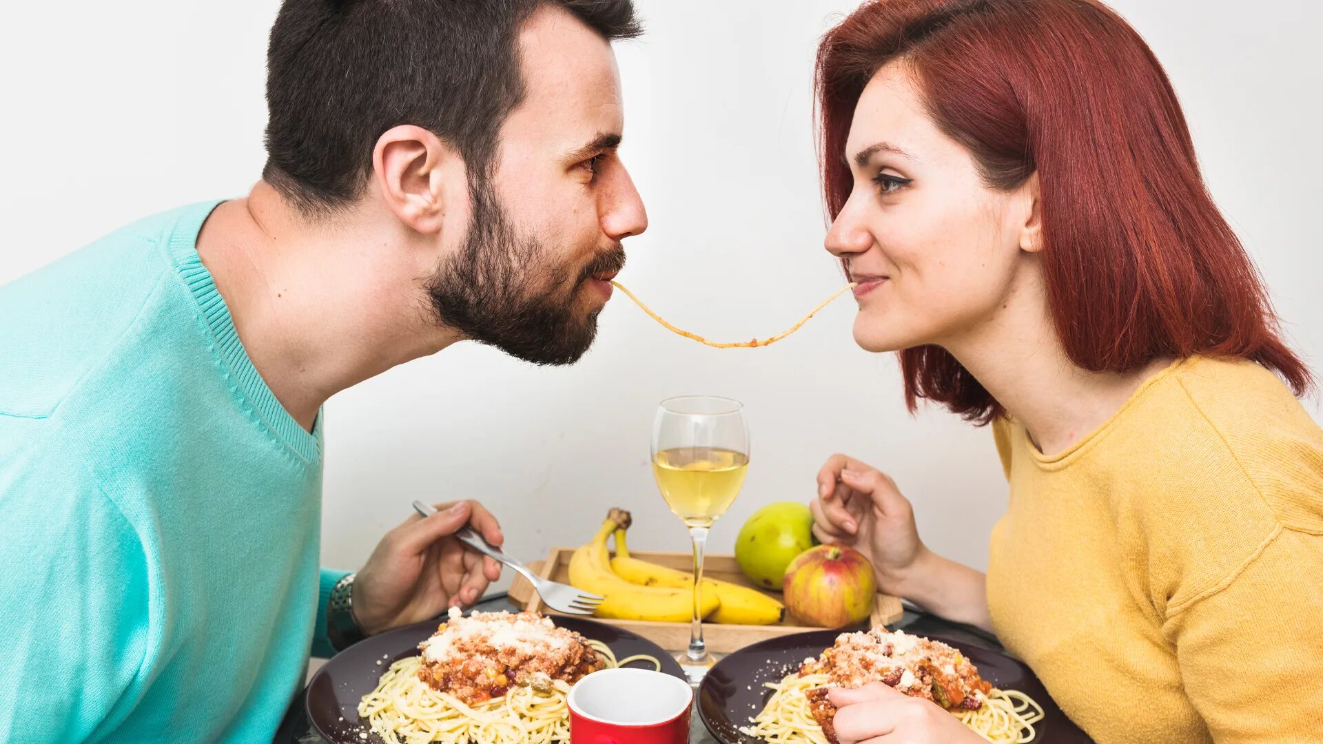 Супруги ели людей. Люди едят вместе. Влюбленные едят вместе. Пара ест лапшу. Ужин пара.