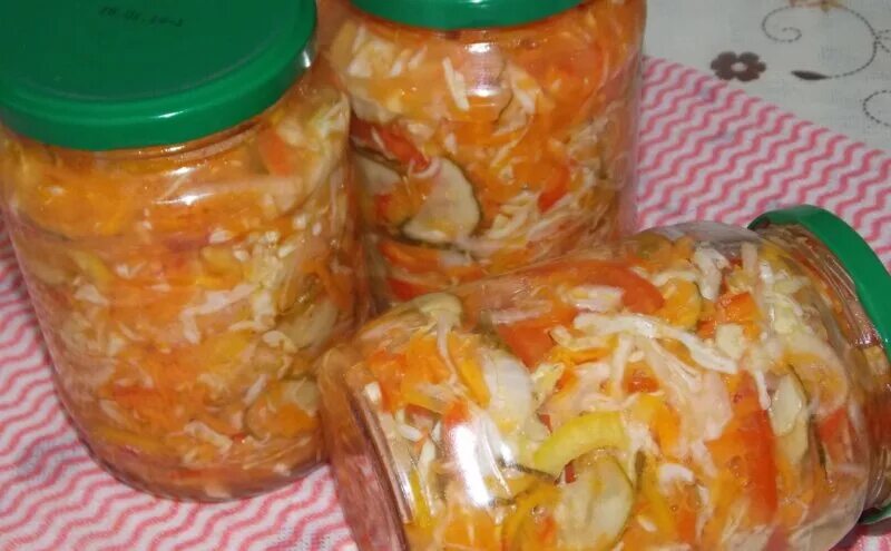 Украинский салат на зиму рецепт. Рецепт Кубанского салата с морковкой огурцом луком. Консервы сделать - помидоры и капуста. В банках столичный рецепт.