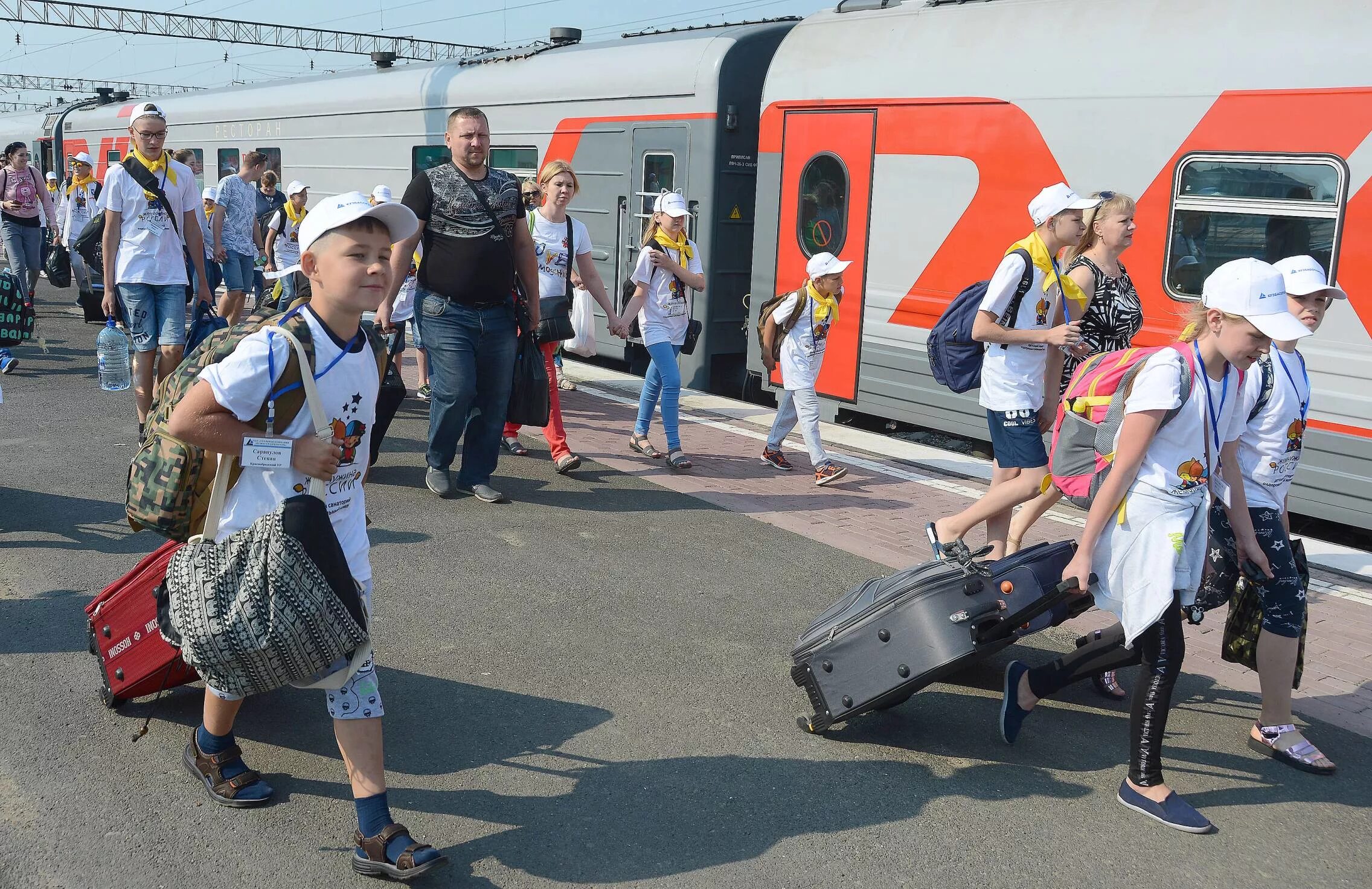 Школьники на железной дороге. Школьники в поезде. РЖД дети. Туристы на поезде для детей. Школьники смогут путешествовать на поезде.