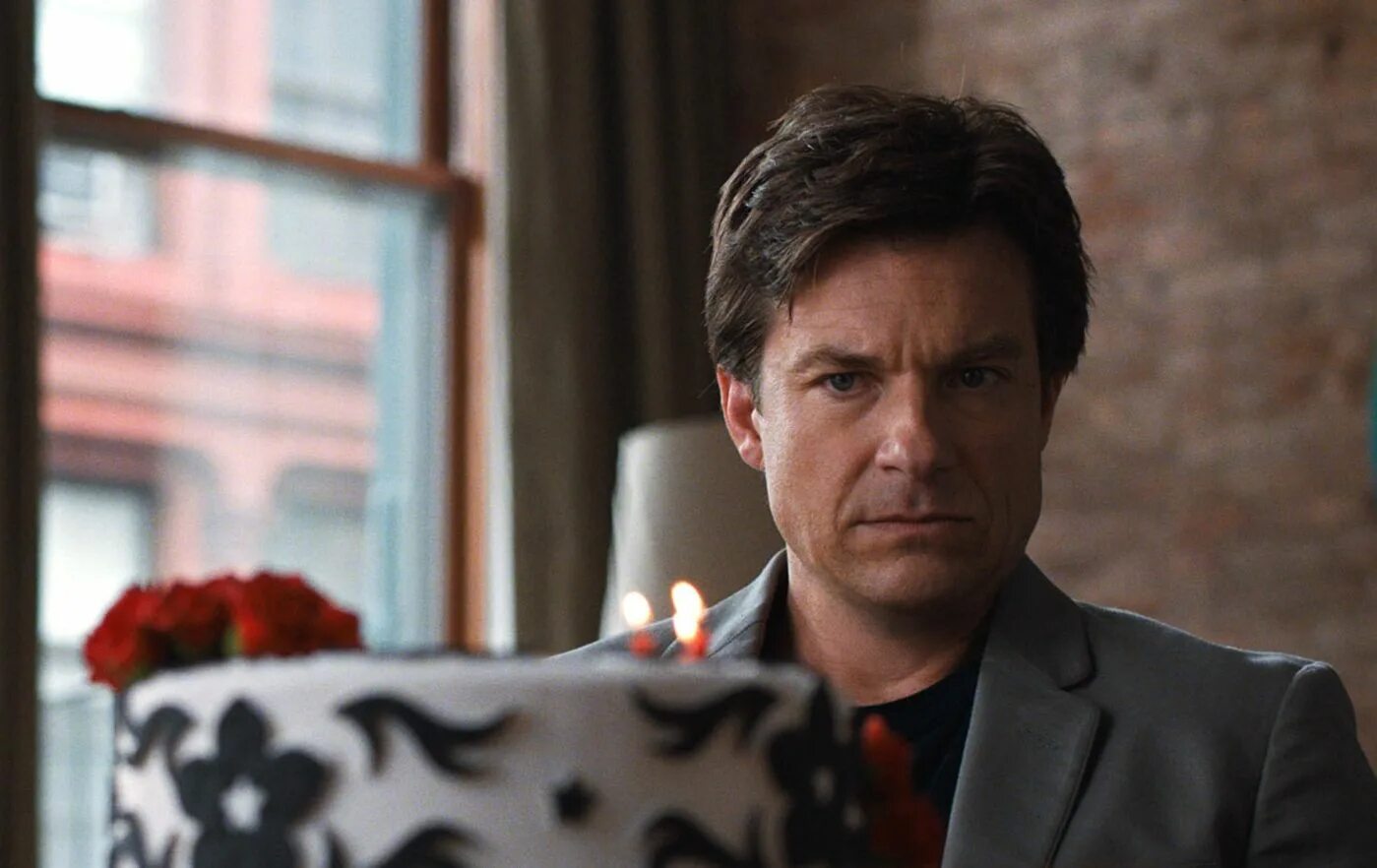 A new life bateman. Джейсон Бейтман. Jason Bateman 2022. Джоэл Эдгертон подарок.