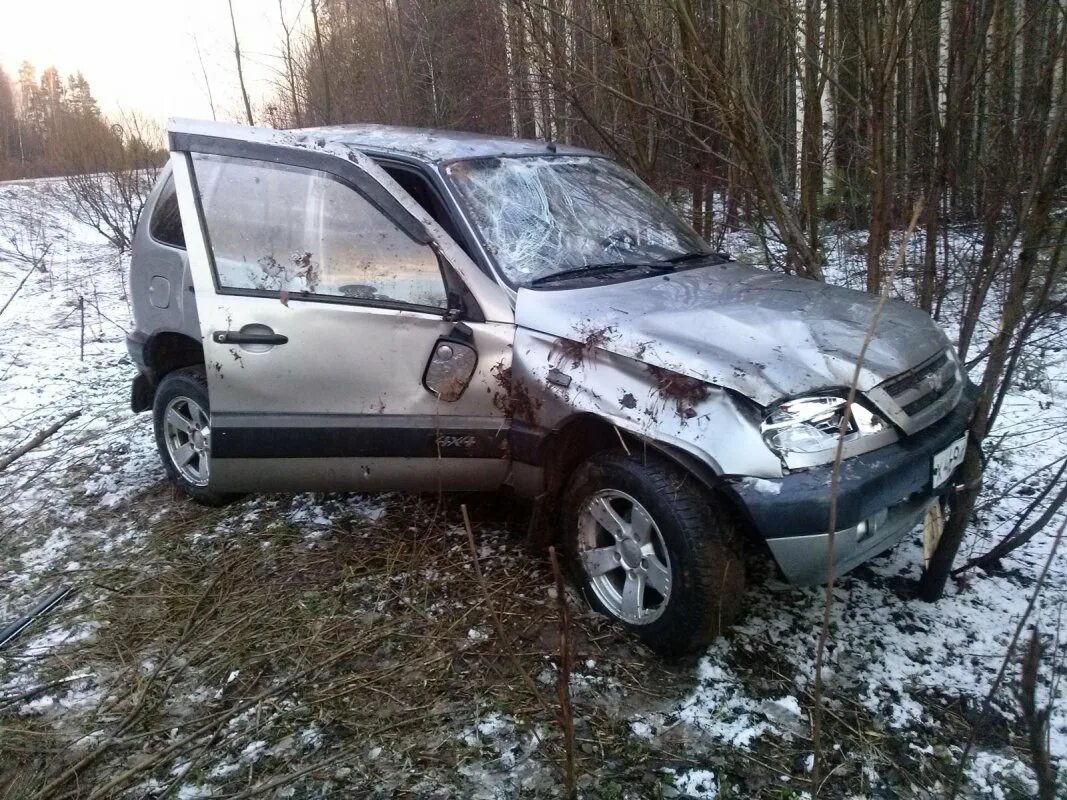 Нива серый базальт цвет. Нива рестайлинг. Сигнализация на шевроле нива. Разбитая chevrolet niva. Водитель на ниву шевроле.