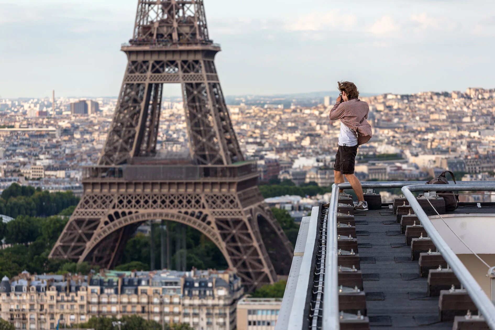 Смотровая площадка эльфелева башня. Эйфелева башня в Париже высота. Вид на Эйфелеву башню с крыши. Эйфелева башня вид сверху.