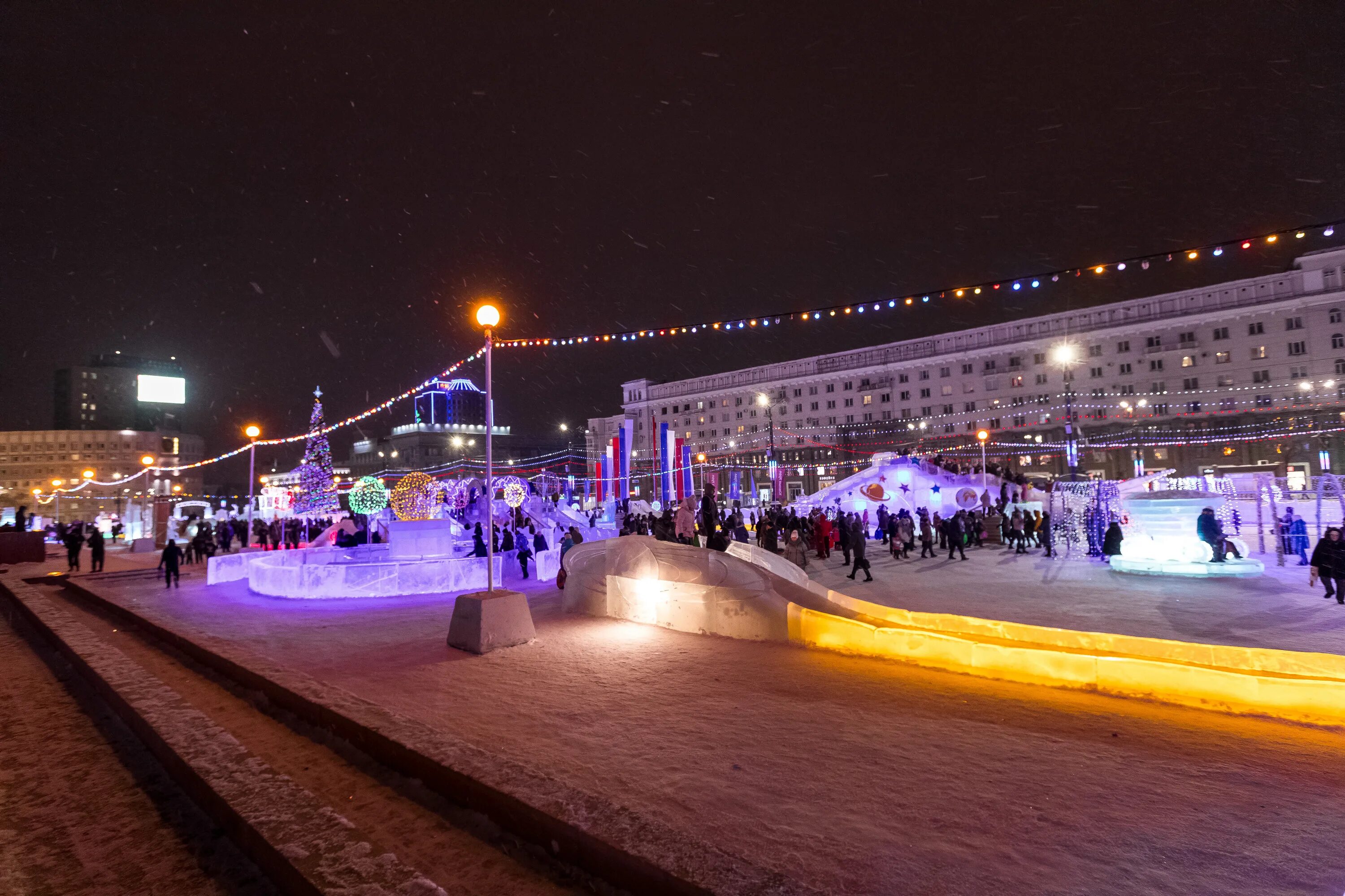 Площадь революции ледяной городок. Площадь революции челябинск ледовый городок. площадь революции челябинск сейчас. ледовый городок челябинск 2023. площадь революции челябинск ледовый городок 2023.