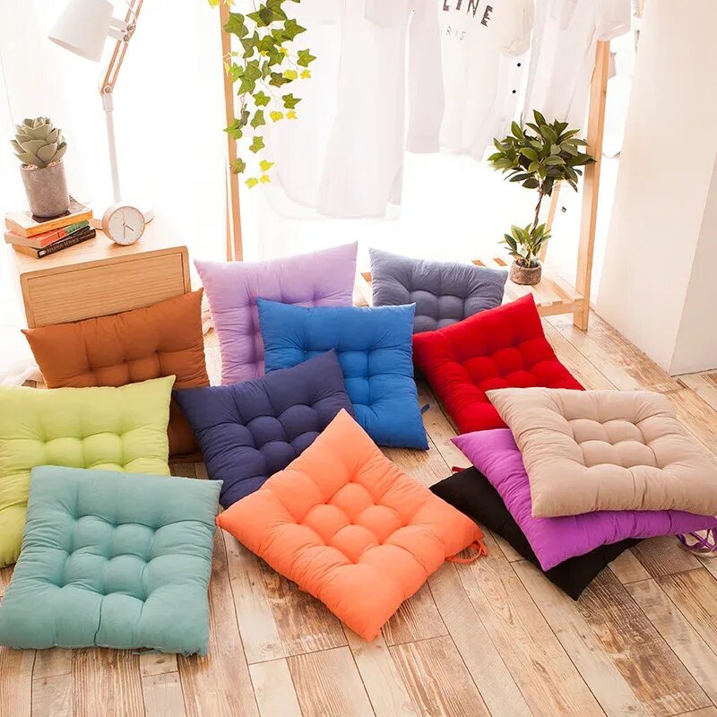 Яркие подушки. Подушка для дивана. Квадратные подушки для дивана. Подушка для сидения на диване.
