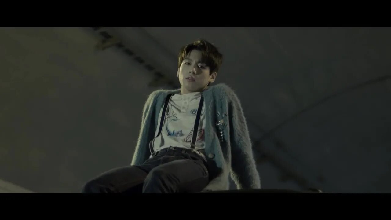Клипы run. Чонгук из клипа run. bts run клип чонгук. чонгук ран бтс. чонгук ран клип.