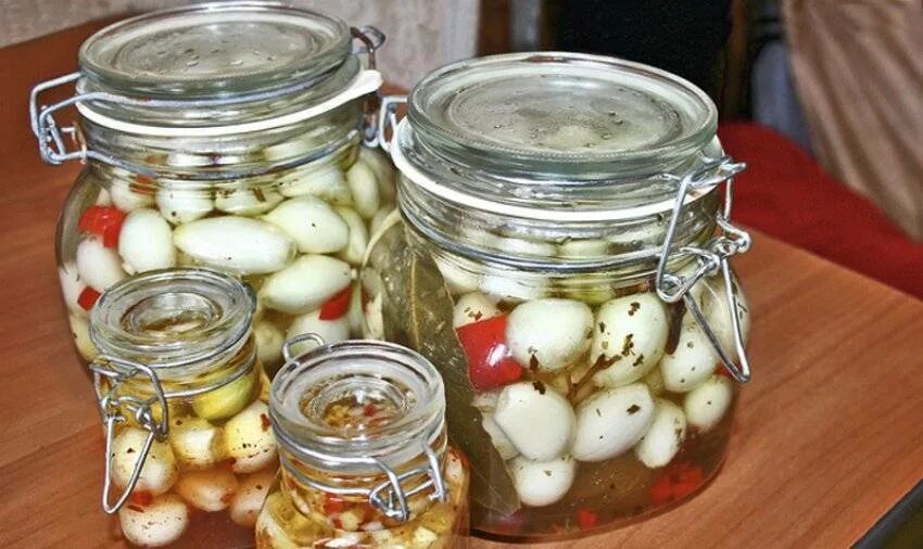 Маринованные луковички. Маринованный лук. Маринованный лук на зиму. Маринованный мелкий лук на зиму. Маринованный лук на зиму.