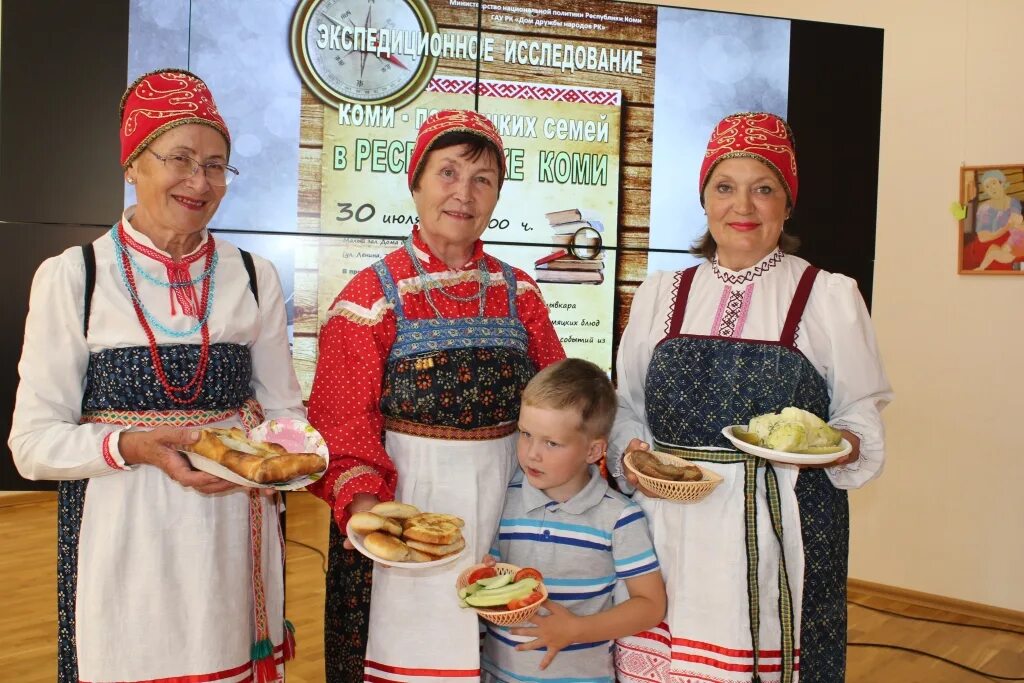 Коми пермяки народность. Ансамбль шондибан кудымкар. Традиции коми пермяцкого народа. Коми пермяцкая мужская национальная одежда. Коми пермяцкая культура.
