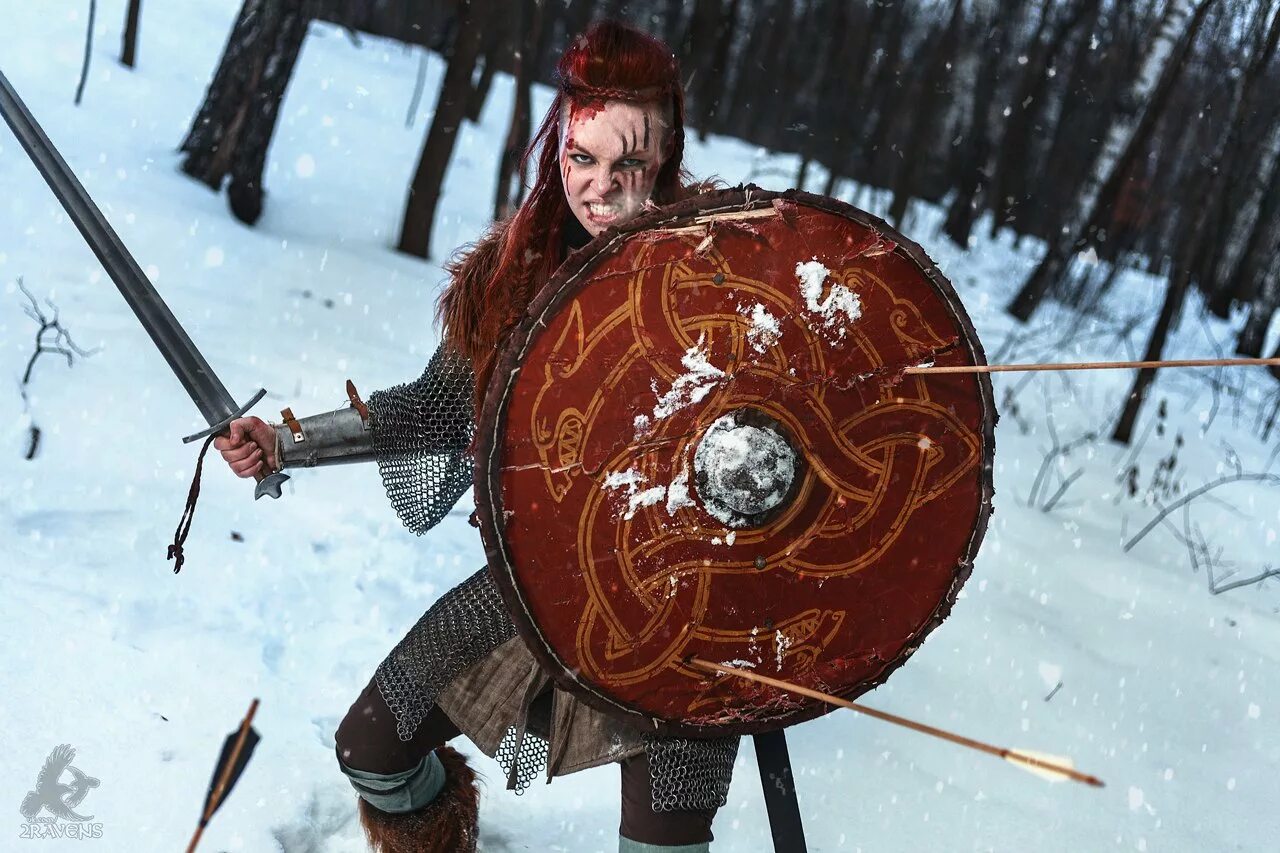 Девушка викинг. Щит ахиллеса троя. Реконструкторы славяне. Становись со щитом. Рыцарь со спины.