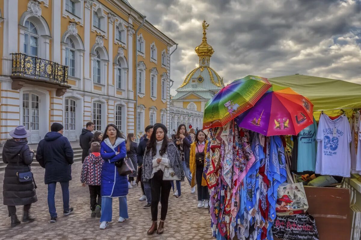 культурный туризм во владимире. туризм во владимире. туристы во владимире. город владимир туристы. туризм во владимире.