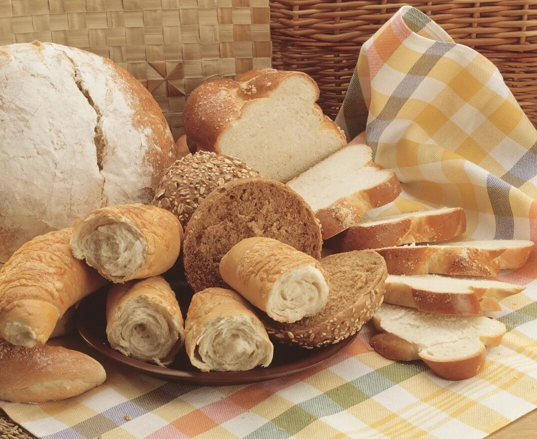 Хлеб на столе. Хлебная нарезка. Нарезанный хлеб. Красиво нарезать хлеб.