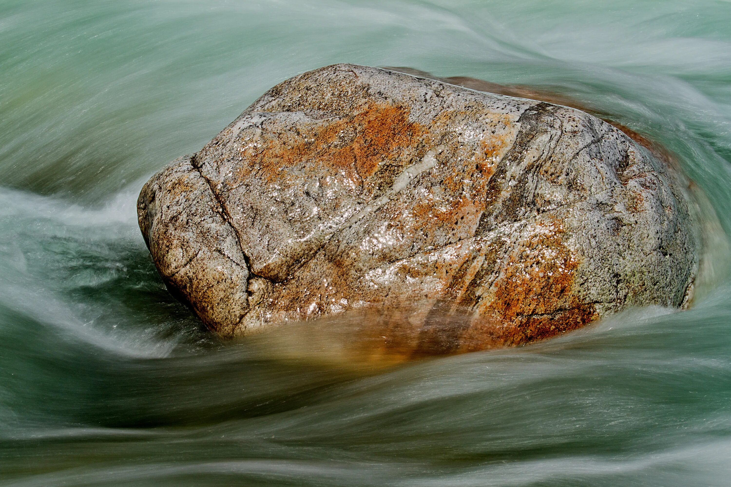 Силен вода. Речка камни. Валун в воде. Камни в реке. Камень валун и вода.