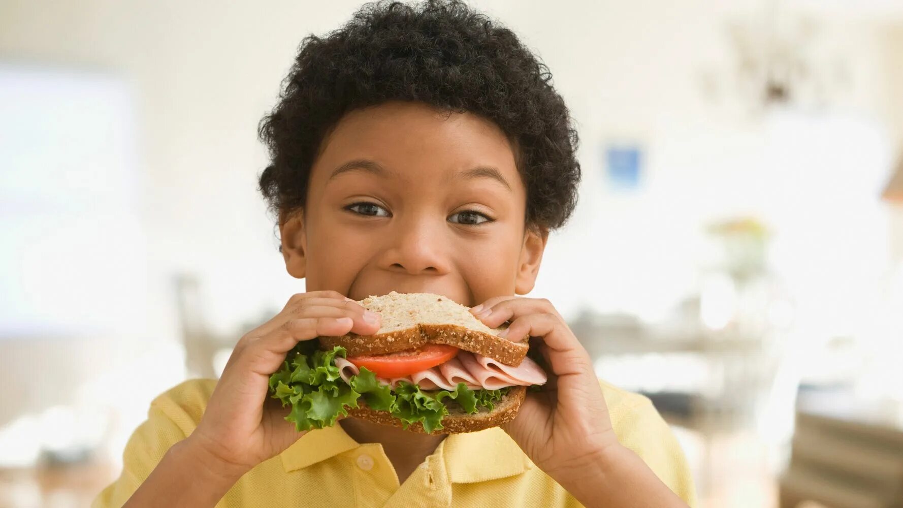 Ребенок ест бутерброд. Ребенок с полным ртом еды. Семья ест бутерброды. Улыбающийся бутерброд.