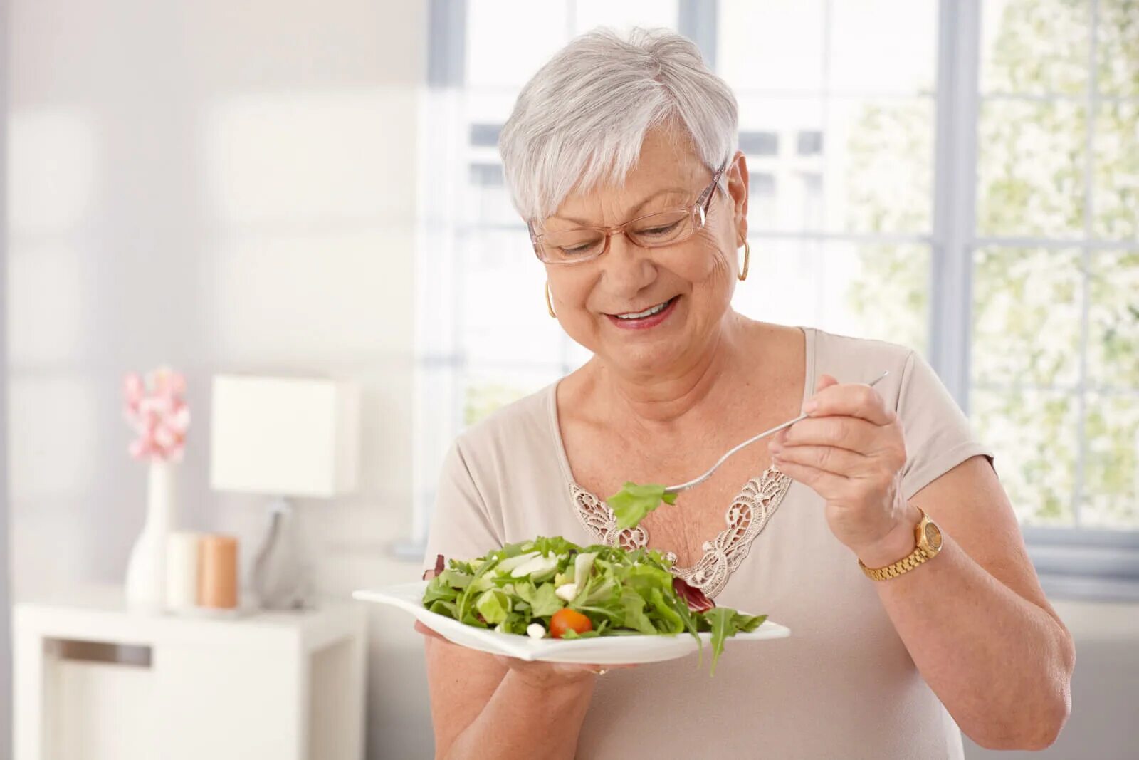 Питание пожилых. Диетотерапия пожилых людей. Правильное питание для пожилых. Пожилая женщина с едой. Сохранение здоровья женщины