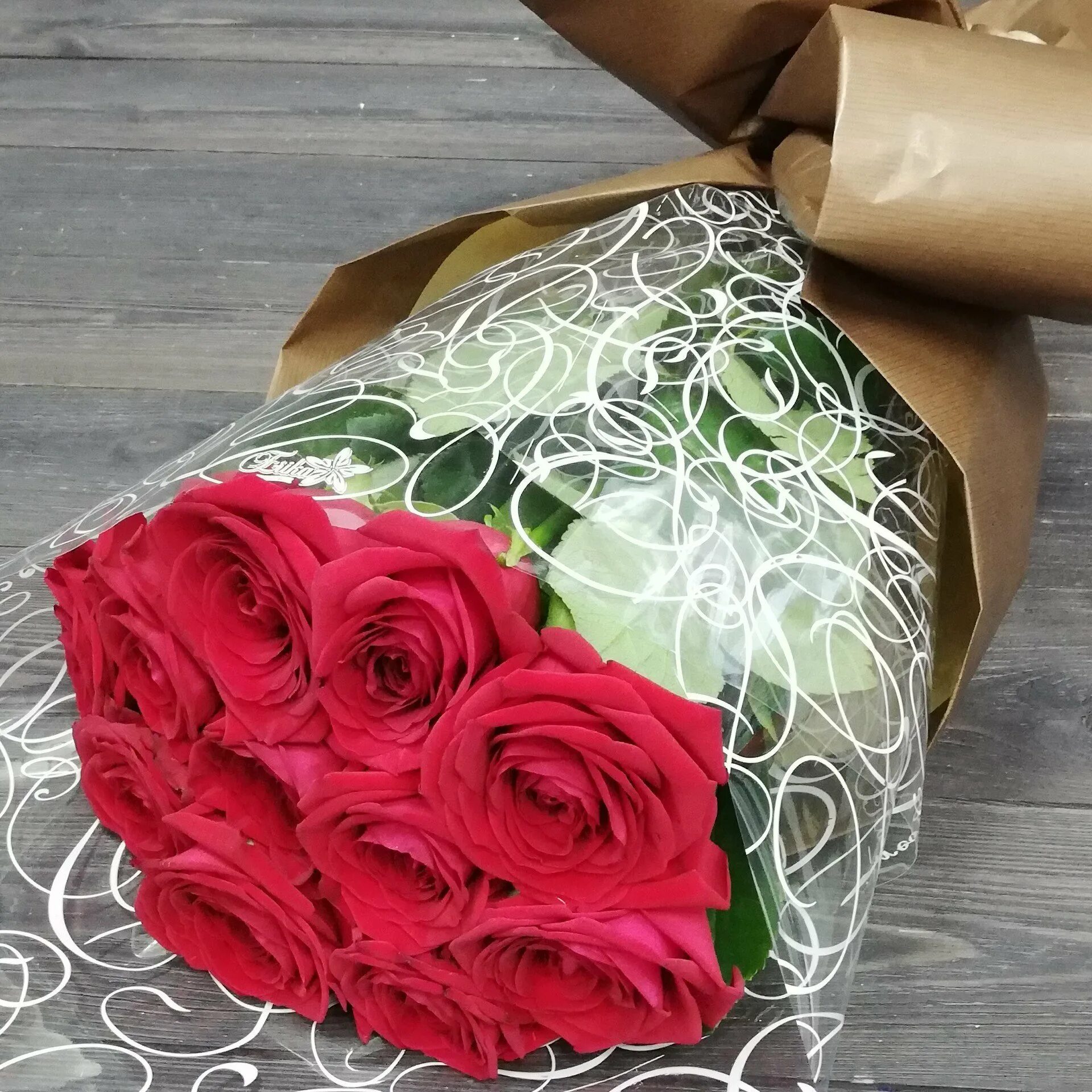 Розы в упаковке как сохранить. Букет роз в красивой упаковке. Букет красных роз необычный упаковка. Упаковать розы. Красиво упаковать букет роз.