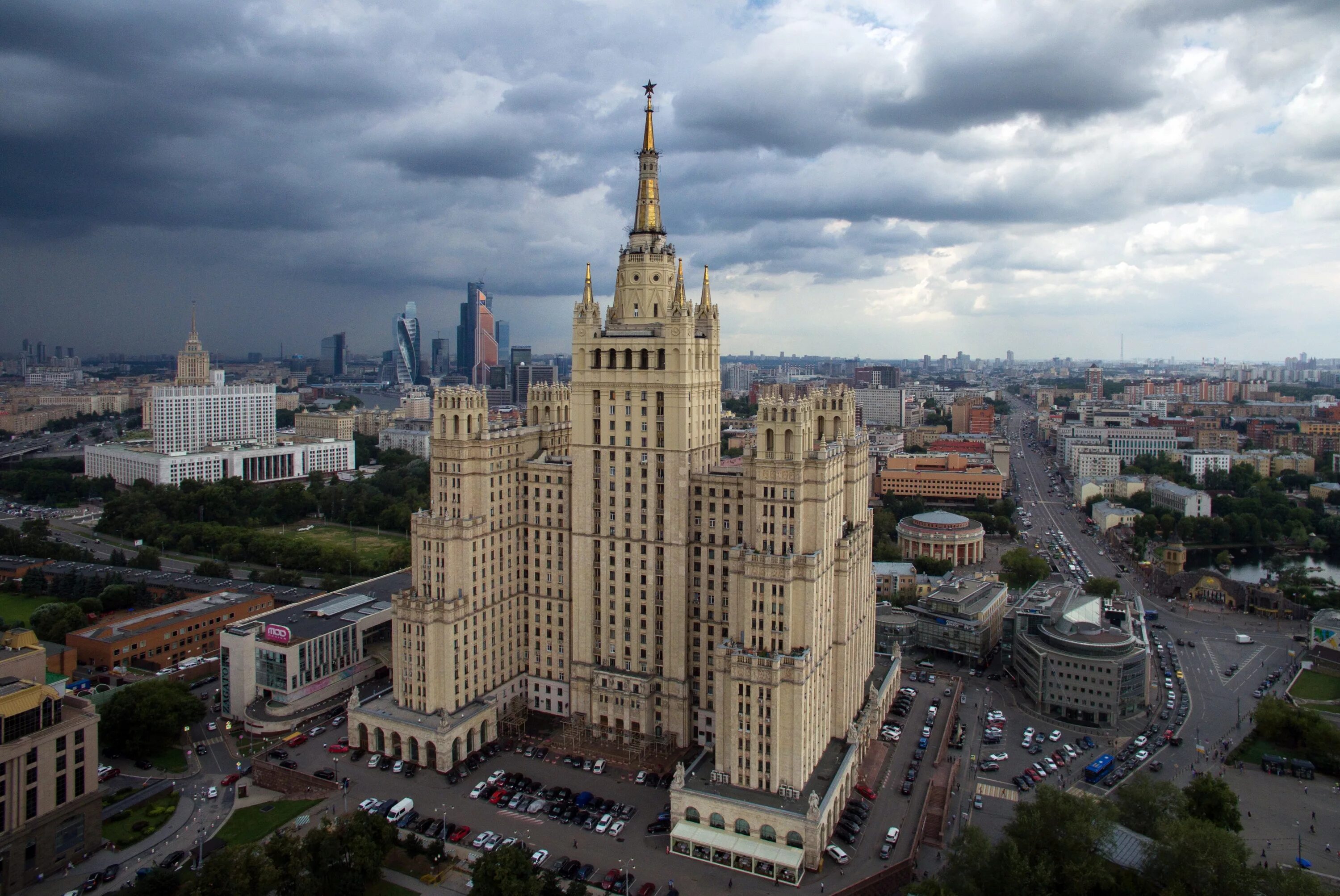 Здания сталинских высоток в москве. Сталинская высотка на Кудринской площади. Сталинские высотки МГУ. Москва сталинская высотка на Баррикадной. Дом Авиаторов сталинская высотка.