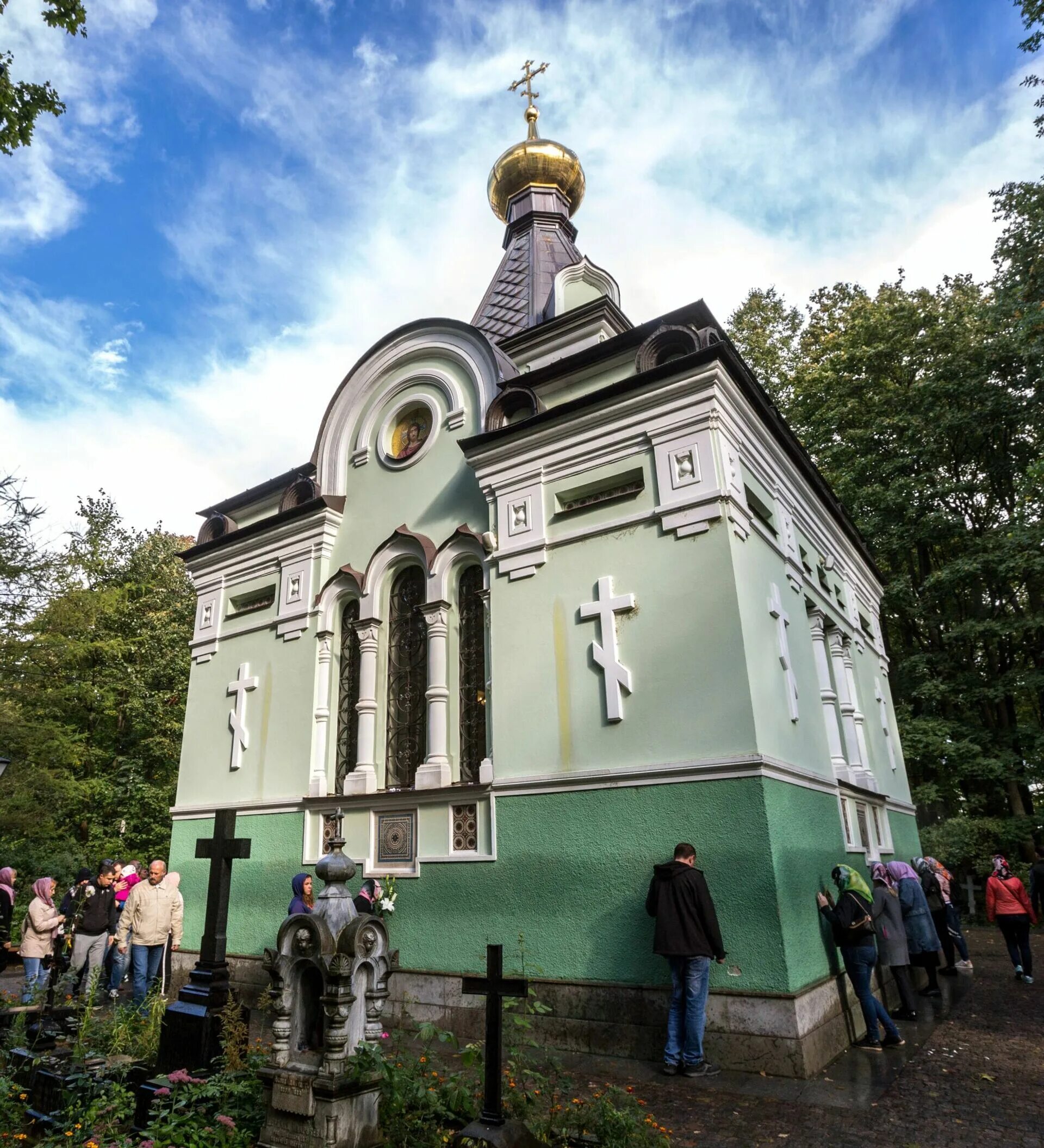 Церковь святой блаженной. Часовня Ксении блаженной в Санкт-Петербурге. Часовня Святой блаженной Ксении Петербургской. Часовня Ксении Петербургской на Смоленском. Смоленское кладбище часовня Ксении блаженной.