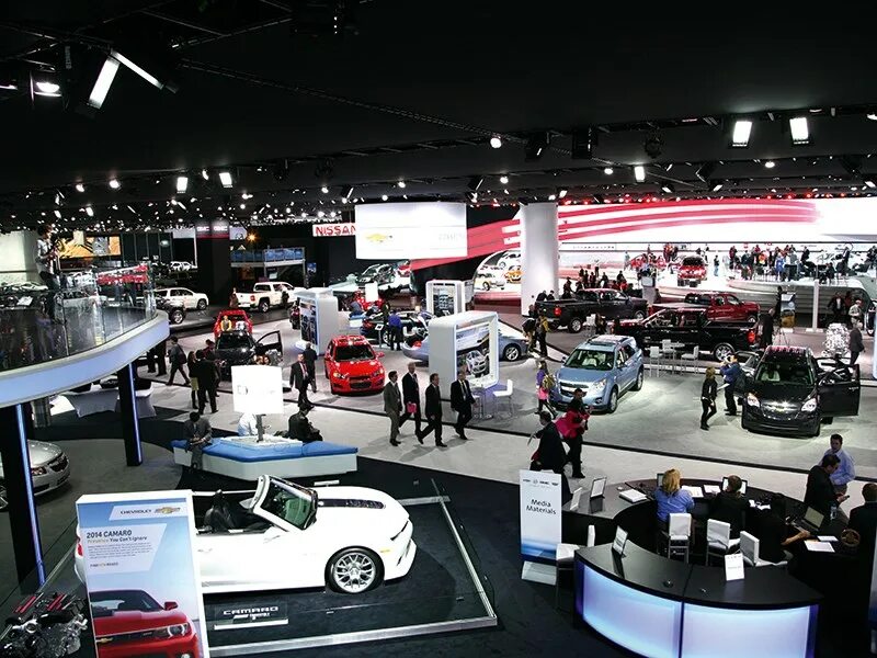 Самый крупный автосалон в мире. Дилерский центр авилон. Большой автосалон. Автосалон ламборджини в дубае. Гараж шейха.